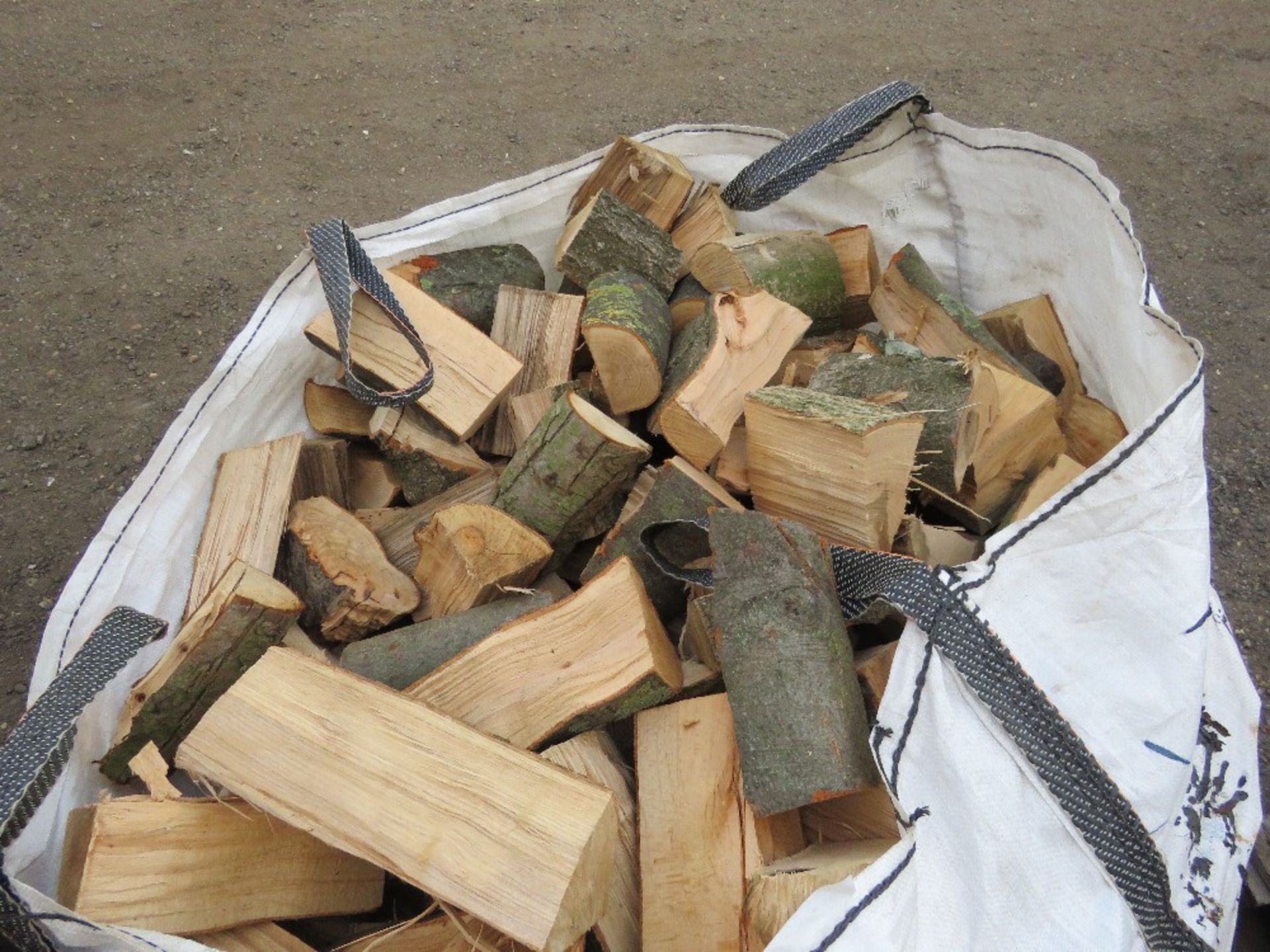 2 X BULK BAGS OF HARDWOOD FIREWOOD LOGS, BELIEVED TO CONTAIN ASH AND ELM. THIS LOT IS SOLD UNDER - Image 4 of 4