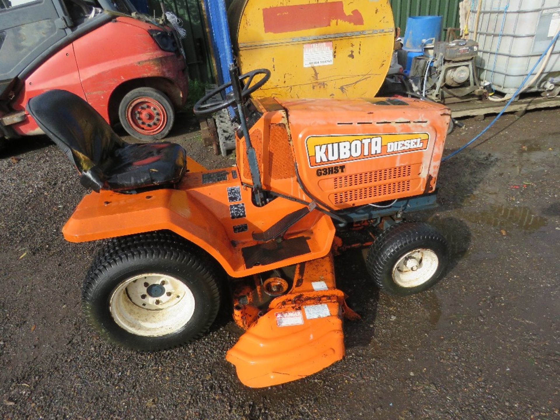 KUBOTA G3HST RIDE ON MOWER WITH DIESEL ENGINE. WHEN TESTED WAS SEEN TO DRIVE AND MOWERS ENGAGED.... - Image 3 of 9