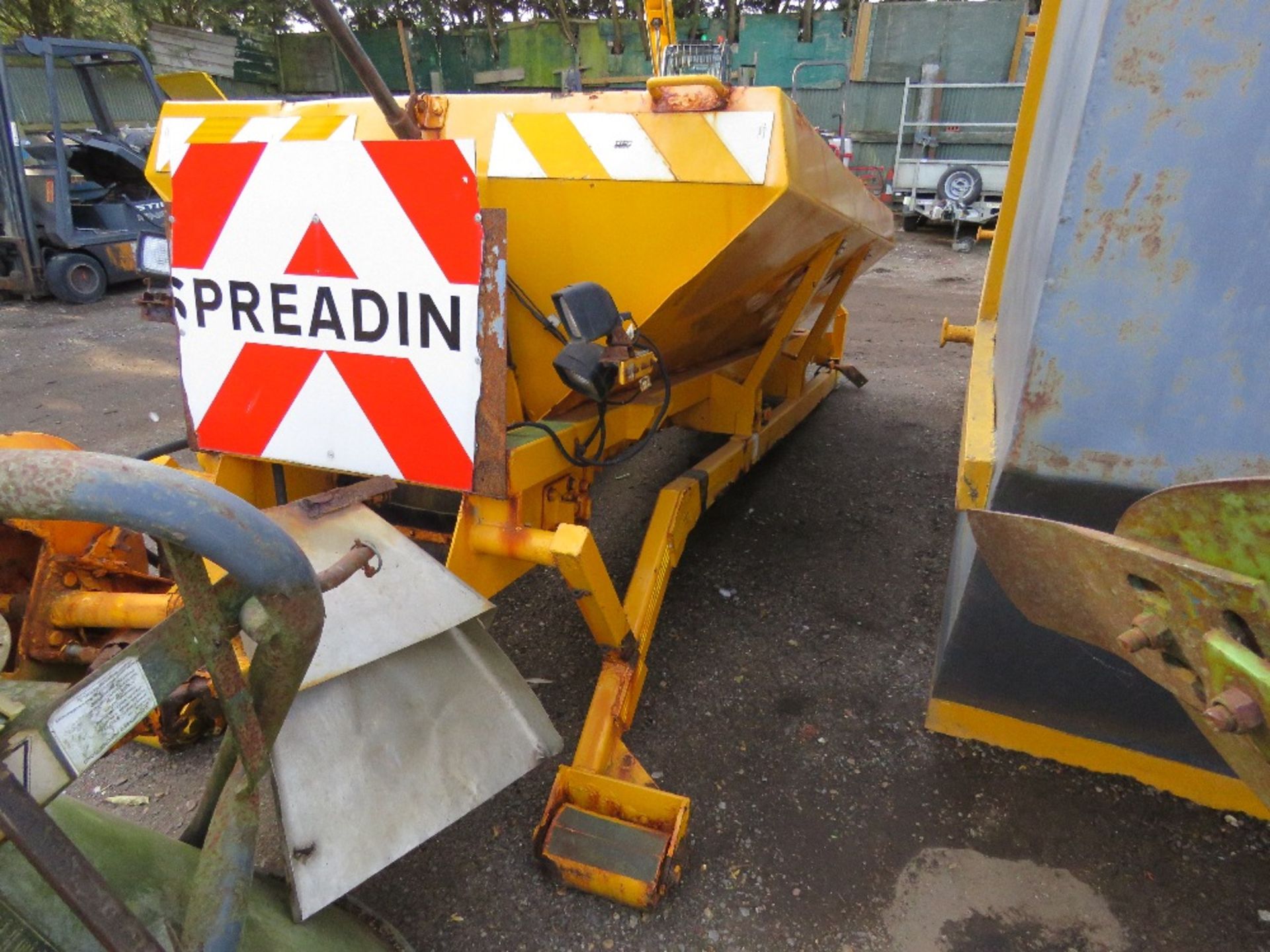 GRITTER BODY ON HL5 FRAME, 10FT LENGTH APPROX. SUITABLE FOR 7.5 TONNE HOOK LOADER LORRY. - Image 6 of 8