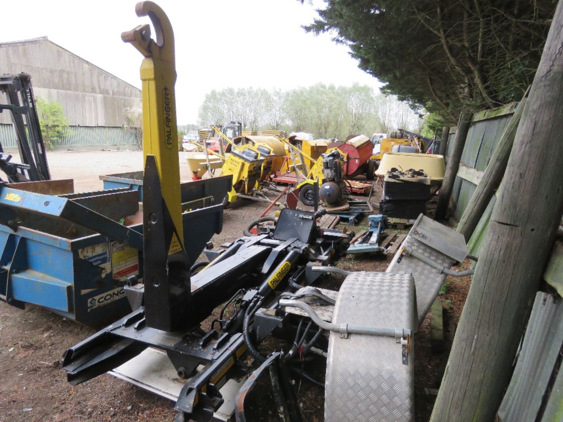 PALFINGER P5 HOOKLOADER BODY TO SUIT MERCEDES UNIMOG TRACTOR, YEAR 2013 APPEARS LITTLE/UNUSED. HAS - Image 4 of 15