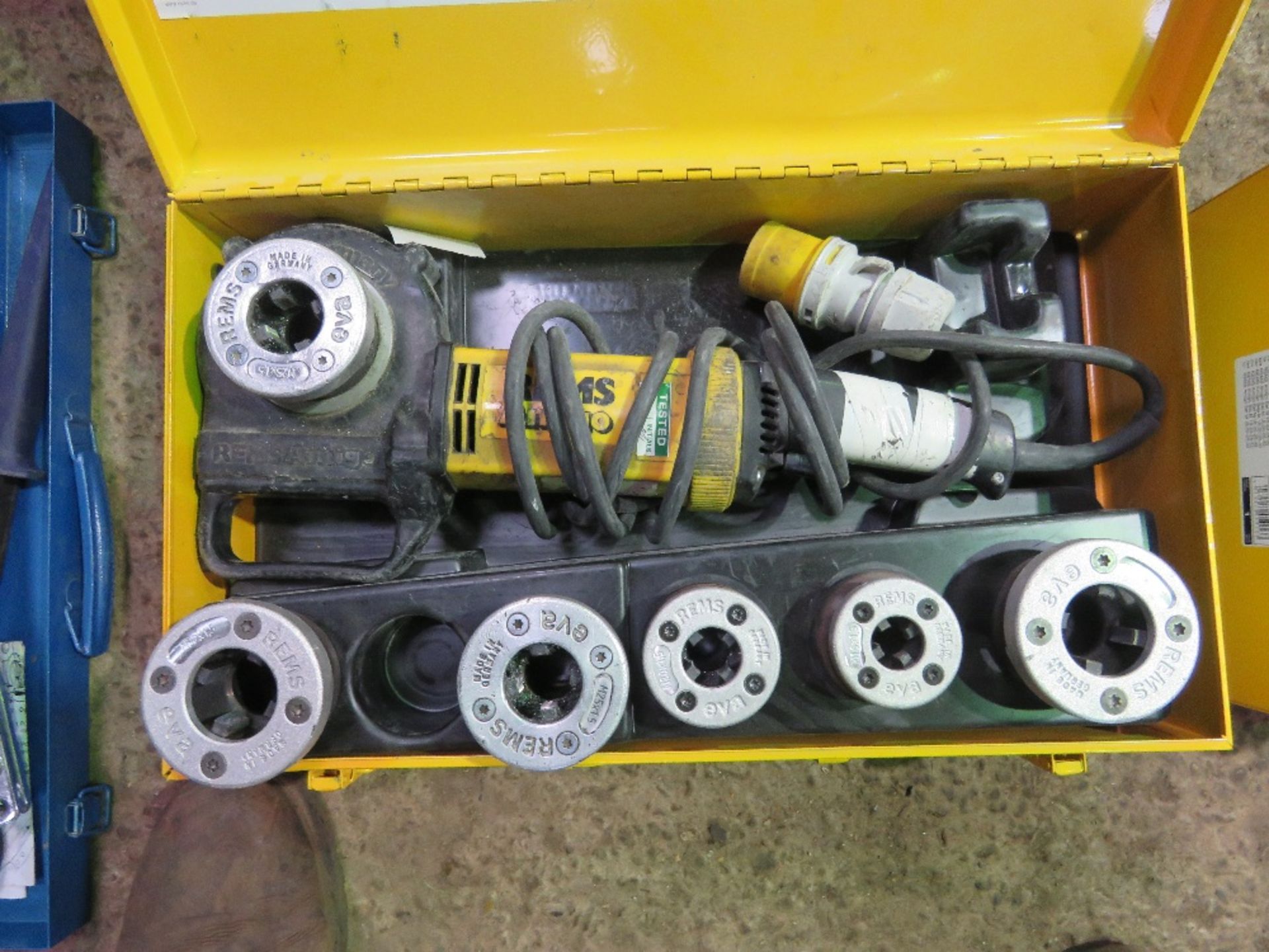 REMS AMIGO 110V PIPE THREADER SET IN BOX. SOURCED FROM LARGE CONSTRUCTION COMPANY LIQUIDATION.