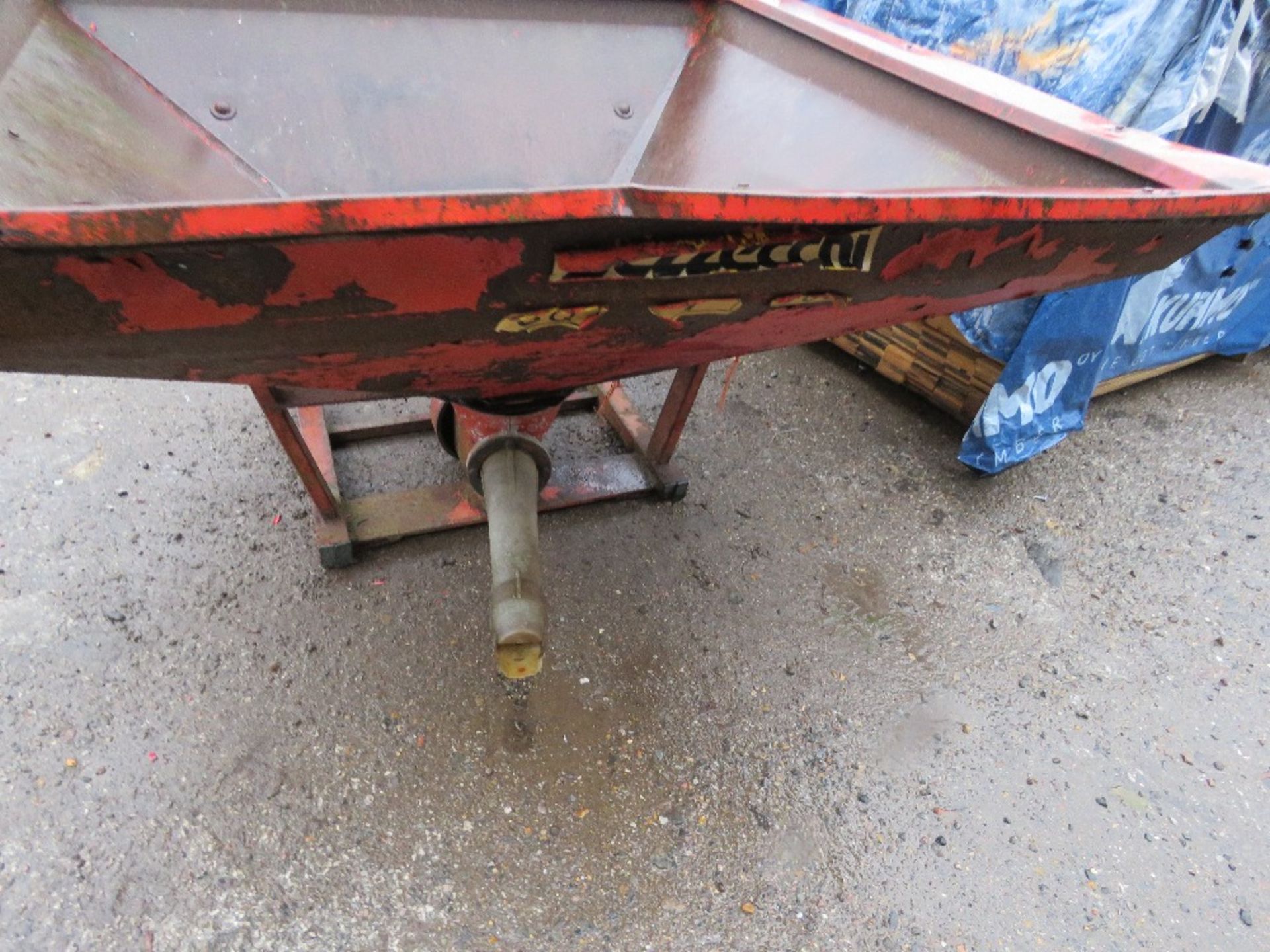 TRACTOR MOUNTED FERTILISER SPREADER. THIS LOT IS SOLD UNDER THE AUCTIONEERS MARGIN SCHEME, THEREF - Image 2 of 4