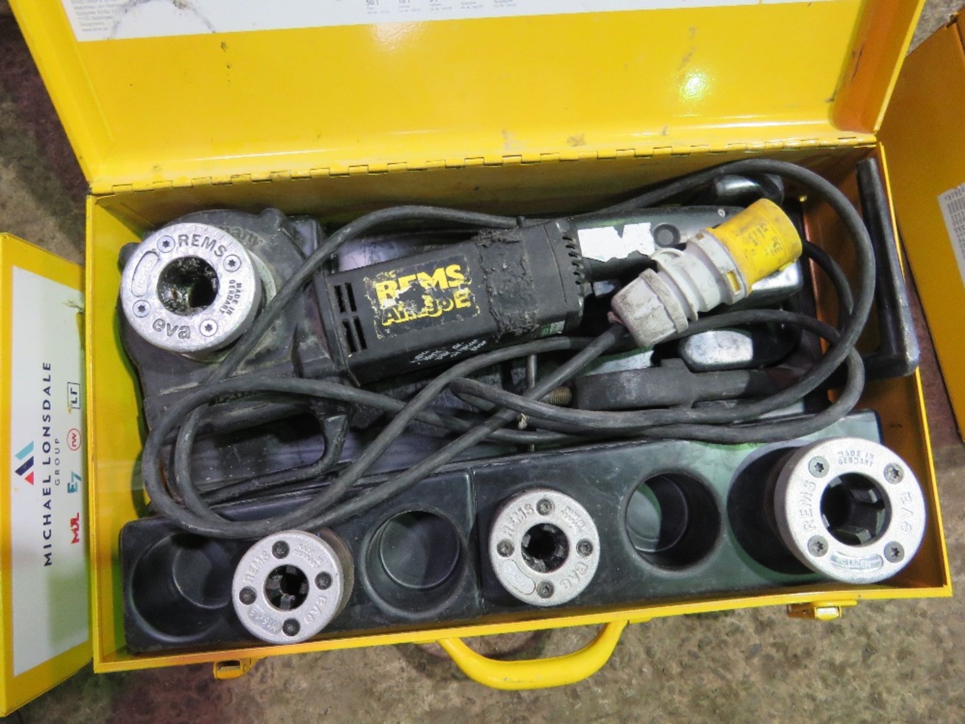 REMS AMIGO 110V PIPE THREADER SET IN BOX. SOURCED FROM LARGE CONSTRUCTION COMPANY LIQUIDATION.