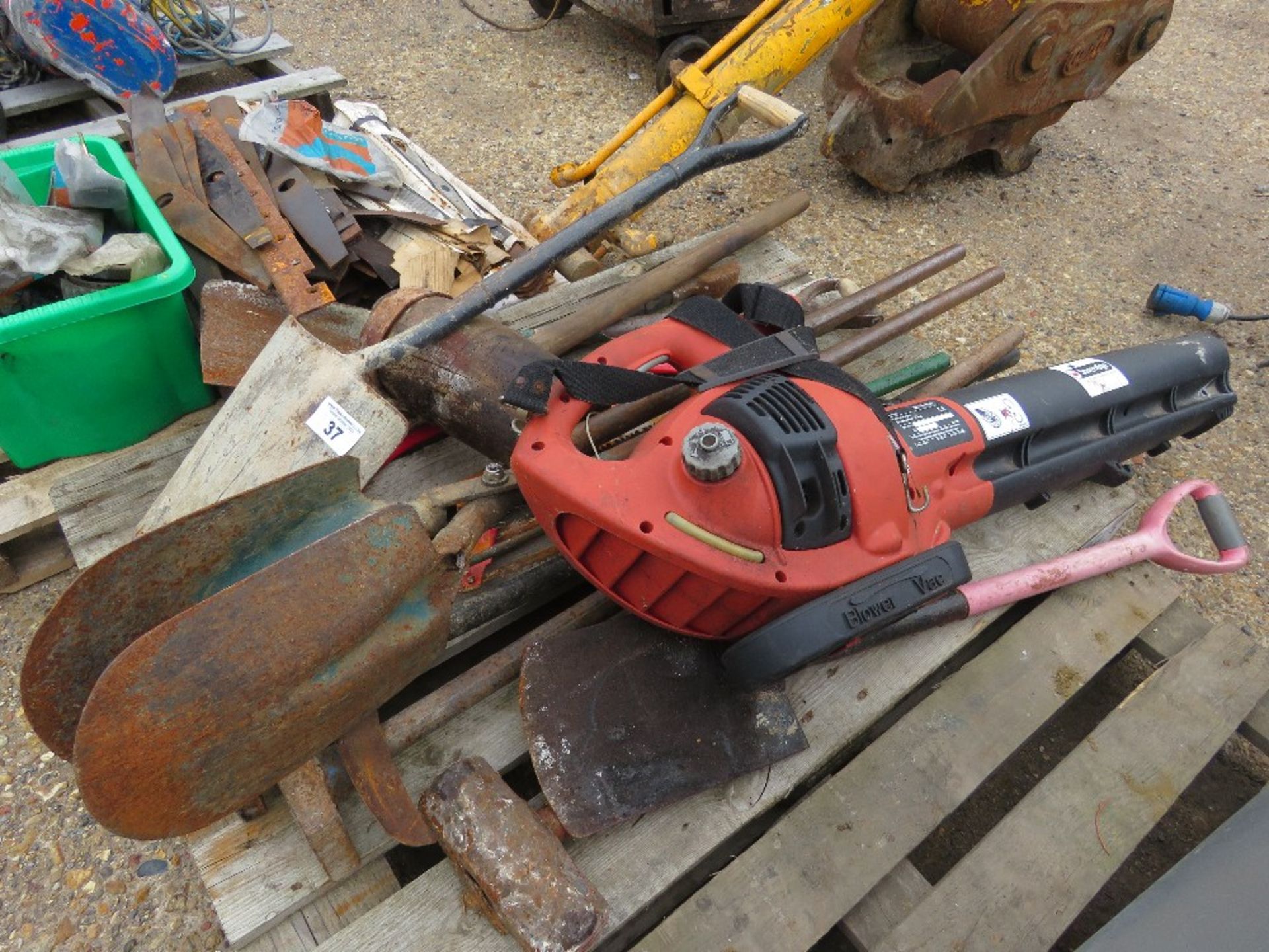 PALLET OF ASSORTED HAND TOOLS PLUS A PETROL BLOWER UNIT. THIS LOT IS SOLD UNDER THE AUCTIONEERS M - Image 3 of 5