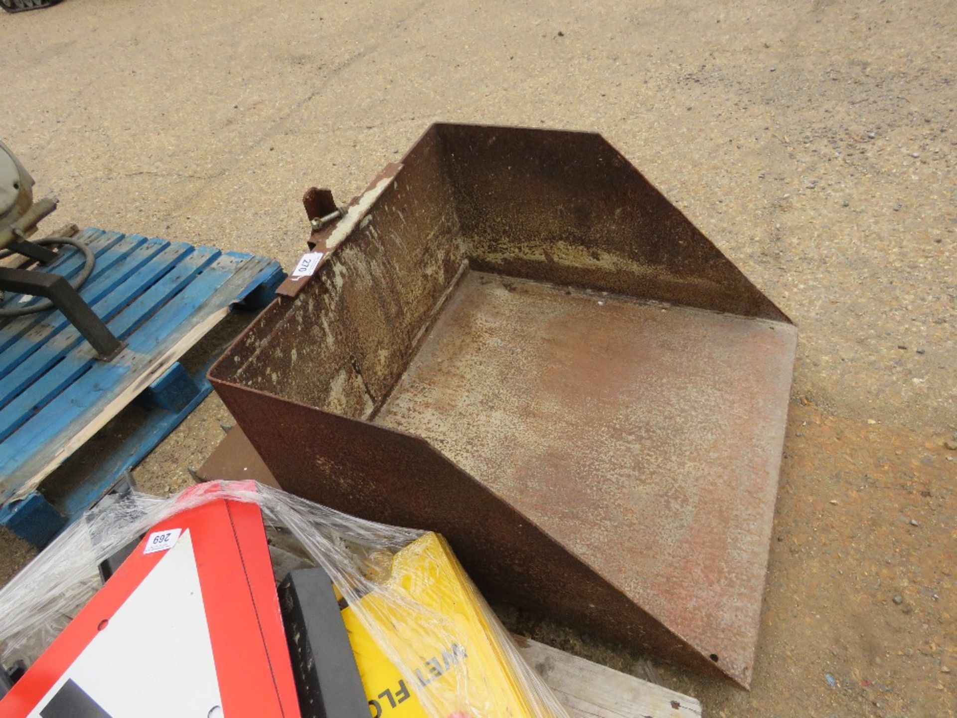 FORKLIFT MOUNTED TIPPING SCOOP BUCKET. THIS LOT IS SOLD UNDER THE AUCTIONEERS MARGIN SCHEME, THER - Image 2 of 3