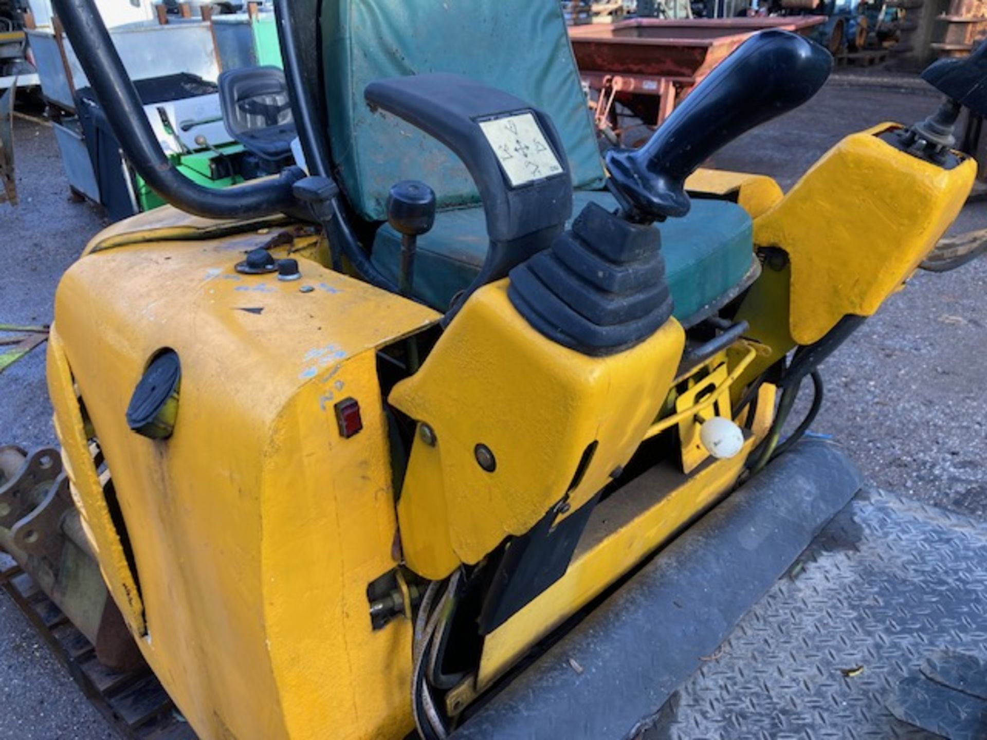 KOMATSU PC12R-8 RUBBER TRACKED MINI DIGGER YEAR 2004 - Image 7 of 9