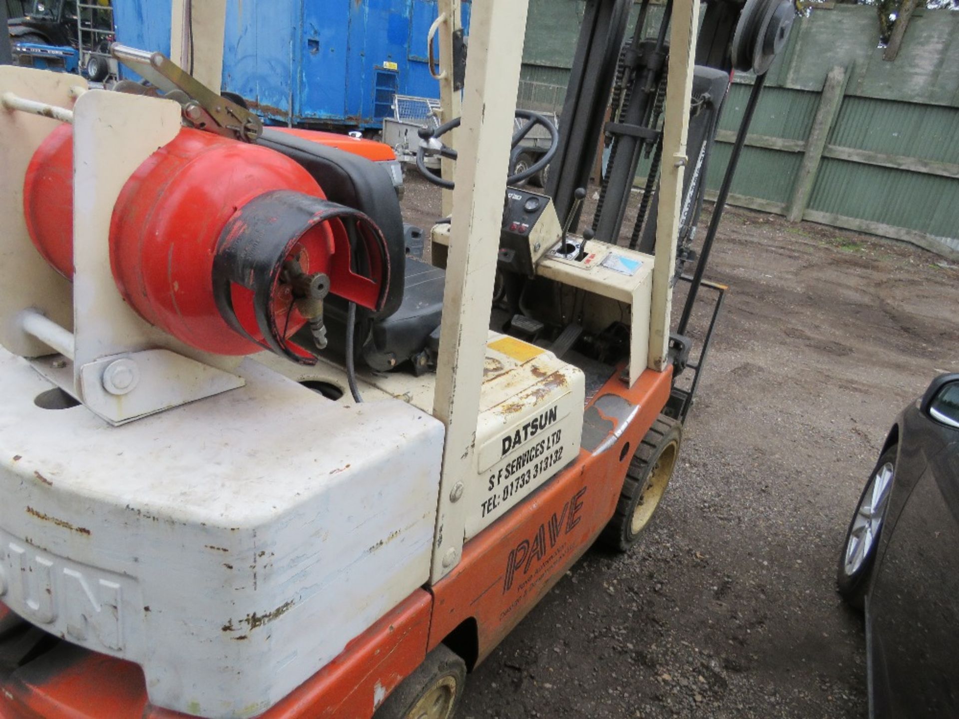 DATSUN/ NISSAN 3 TONNE GAS POWERED FORKLIFT. WHEN TESTED WAS SEEN TO DRIVE, STEER AND BRAKE (GAS LOW - Image 8 of 8