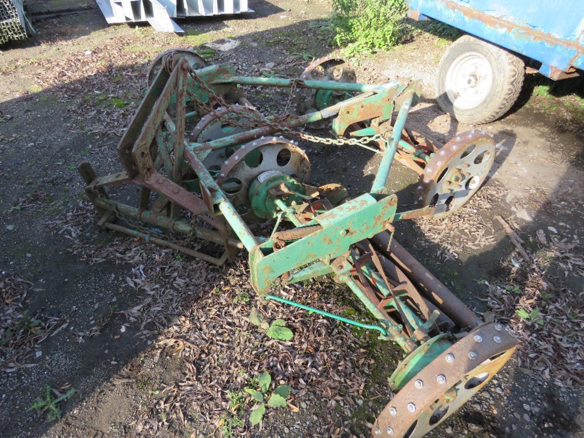 SET OF TRAILED WHEEL DRIVEN GANG MOWERS, TRACTOR MOUNTED. THIS LOT IS SOLD UNDER THE AUCTIONEERS - Image 2 of 3