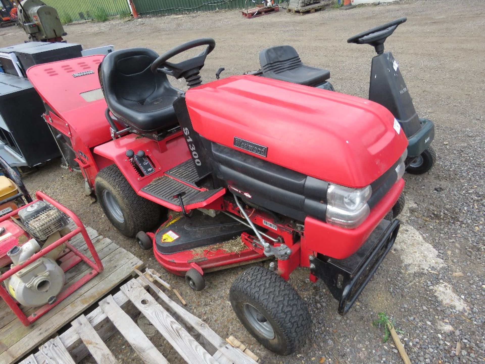 WESTWOOD S1300 RIDE ON MOWER WITH COLLECTOR. WHEN TESTED WAS SEEN TO RUN, DRIVE AND MOWERS ENGAGED.