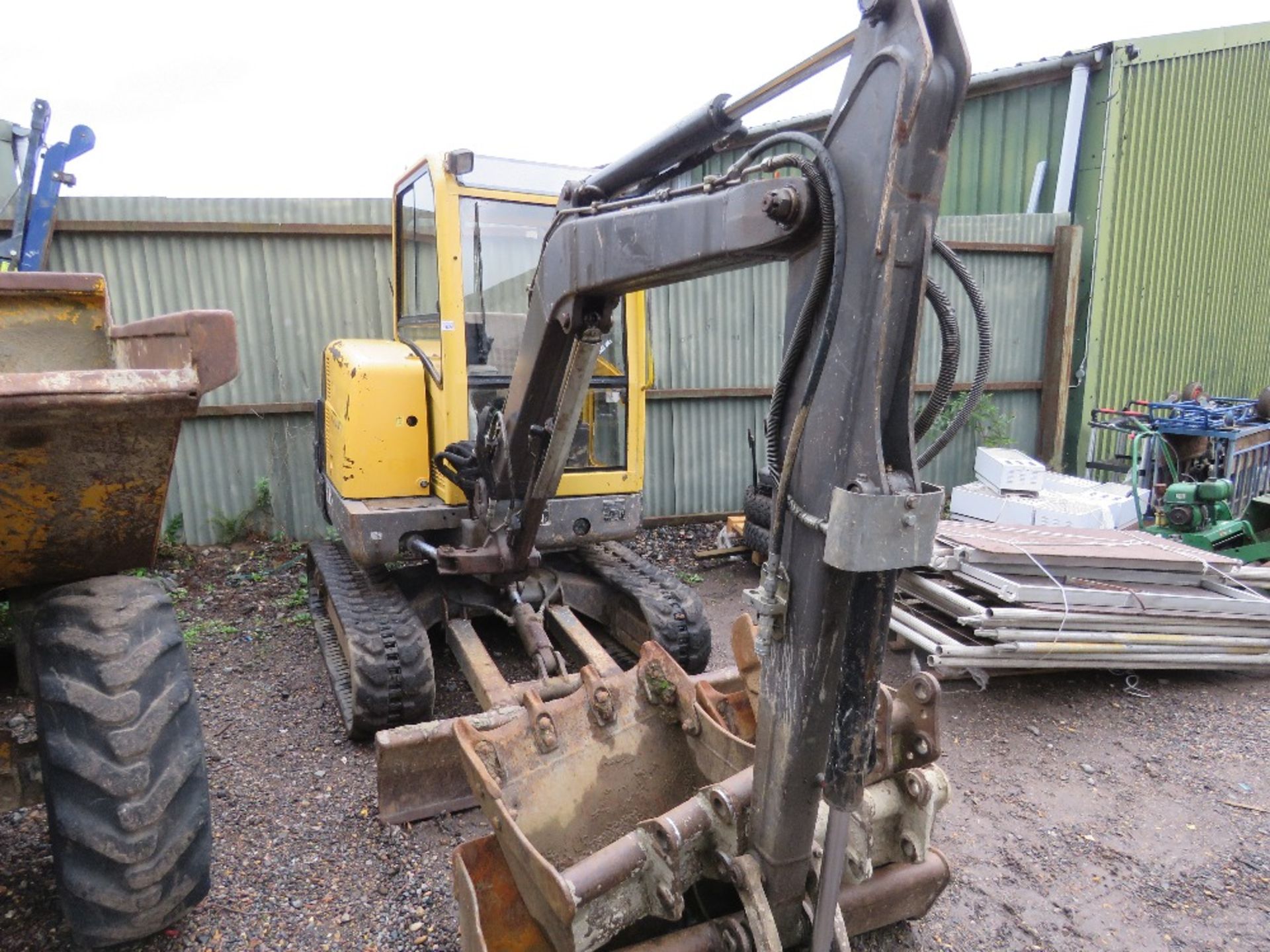 VOLVO EC25 RUBBER TRACKED EXCAVATOR YEAR 2006 BUILD. 4556 REC. HOURS WITH 4 BUCKETS. SN: 28120797. W - Image 2 of 12
