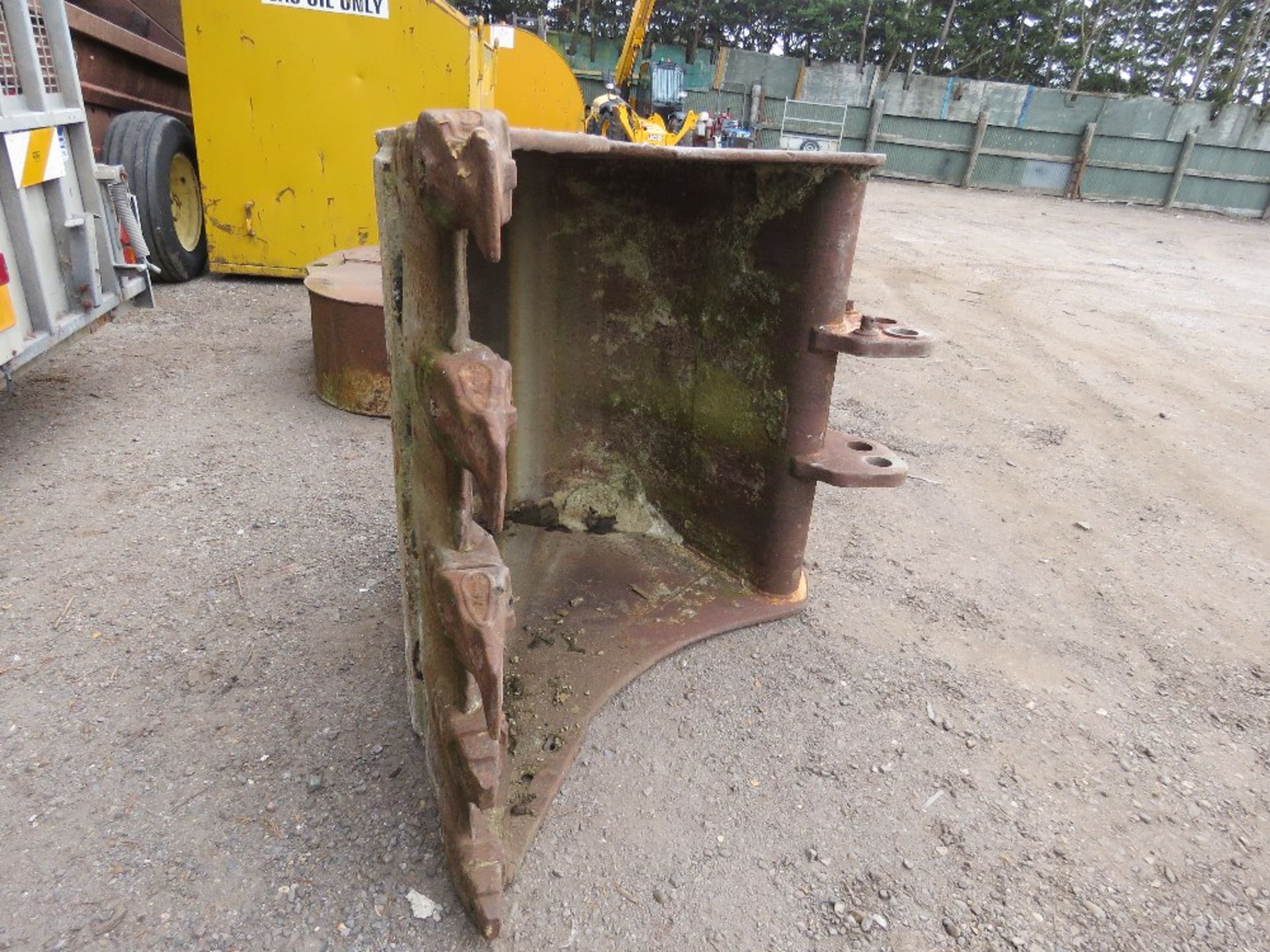 CASE TOOTHED EXCAVATOR BUCKET, 3FT WIDTH SUITABLE FOR 60MM PINS. - Image 4 of 4