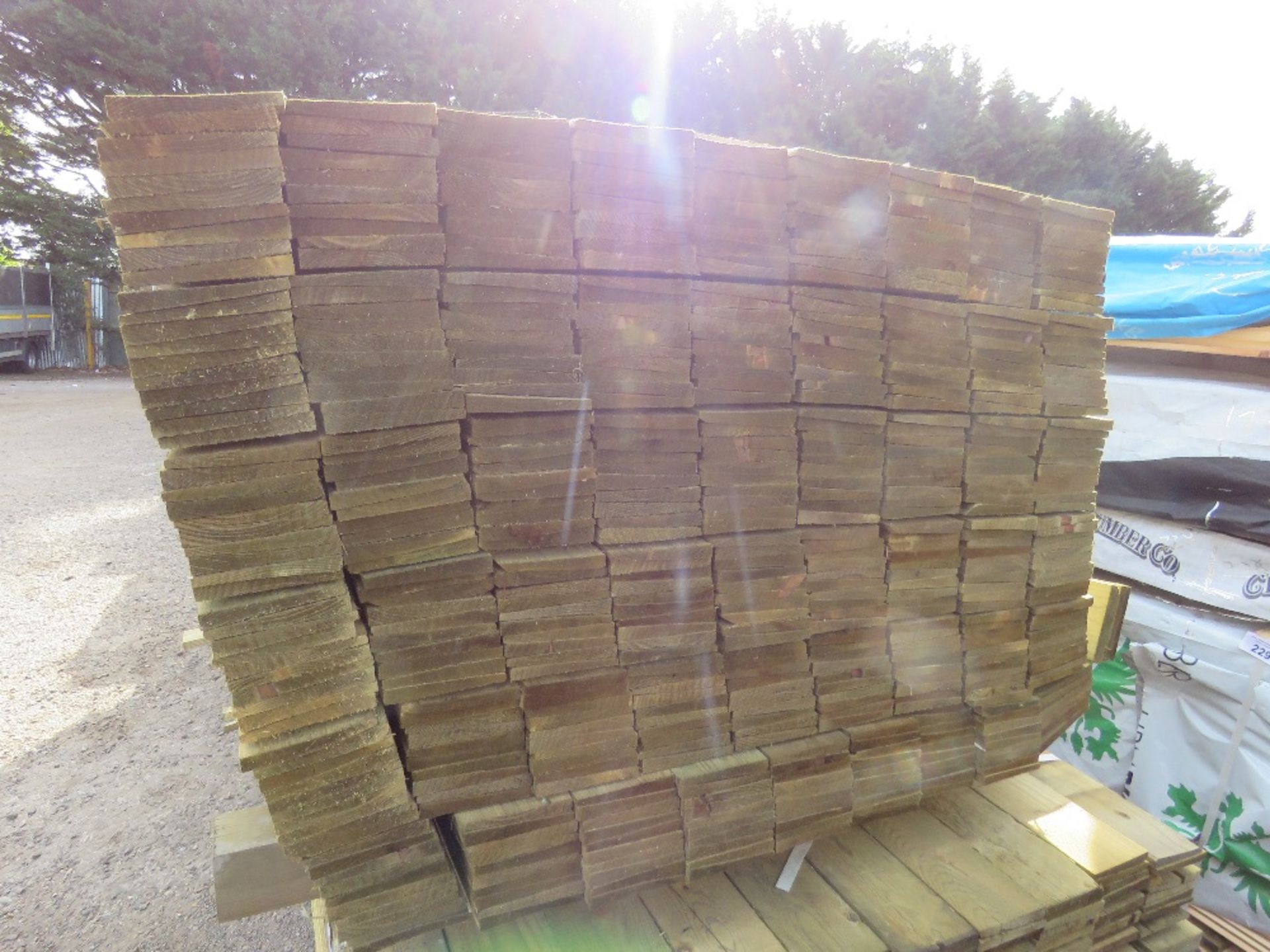 LARGE PACK OF PRESSURE TREATED FEATHER EDGE FENCE CLADDING TIMBER BOARDS. 1.65M LENGTH X 100MM WIDTH - Image 2 of 3