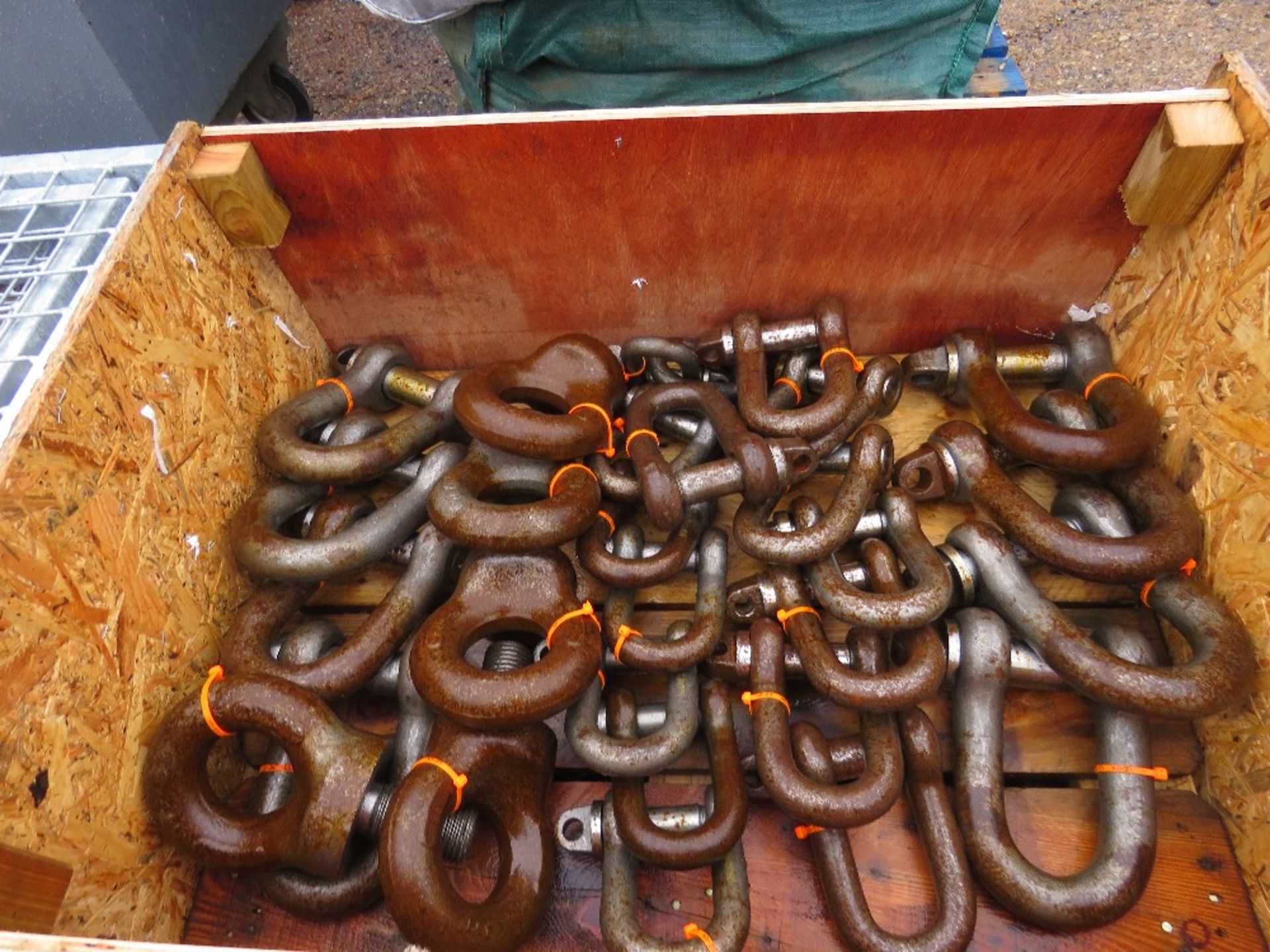 2 X STILLAGES CONTAINING LIFTING EYES AND SHACKLES. SOURCED FROM LARGE CONSTRUCTION COMPANY LIQUIDAT - Image 5 of 5