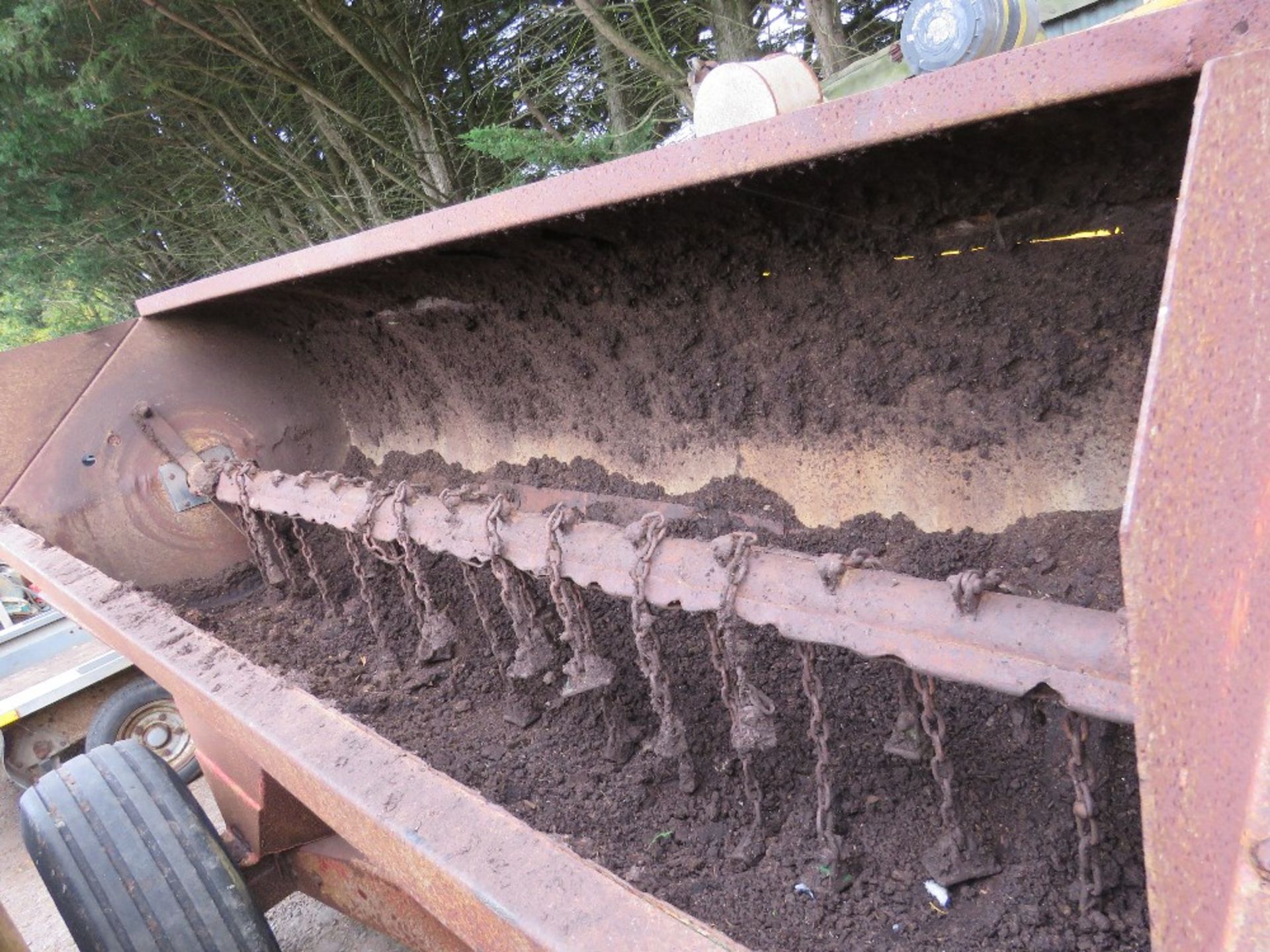 NEW HOLLAND 651 TRACTOR TOWED SIDE DISCHARGE MUCK SPREADER, IDEAL FOR STABLES OR SMALLHOLDING. - Image 3 of 8