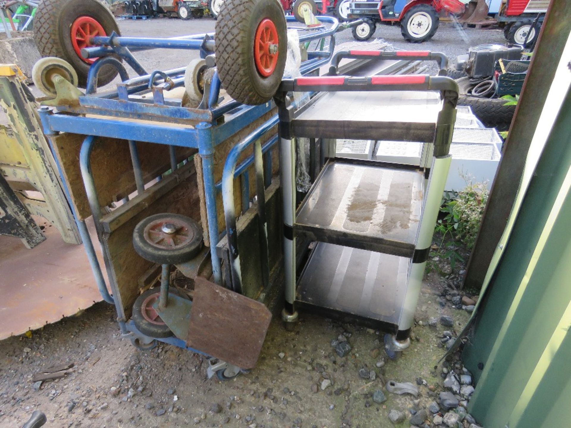 WHEELED WORKSHOP TROLLEY, 2 X 4 WHEELED TROLLEYS PLUS 2NO SACKBARROWS. - Image 5 of 6