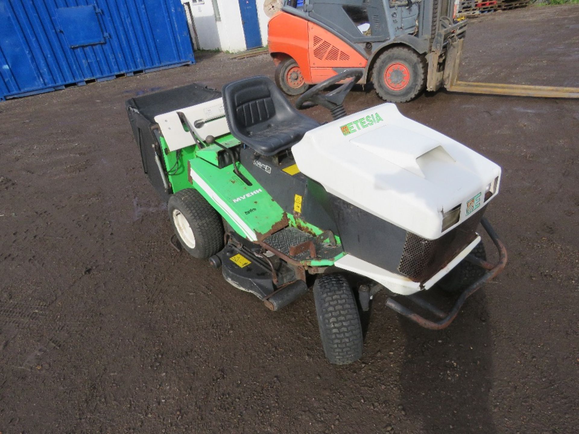 ETESIA PROFESSIONAL RIDE ON MOWER WITH HYDRAULIC LIFTING REAR COLLECTOR. - Image 3 of 6