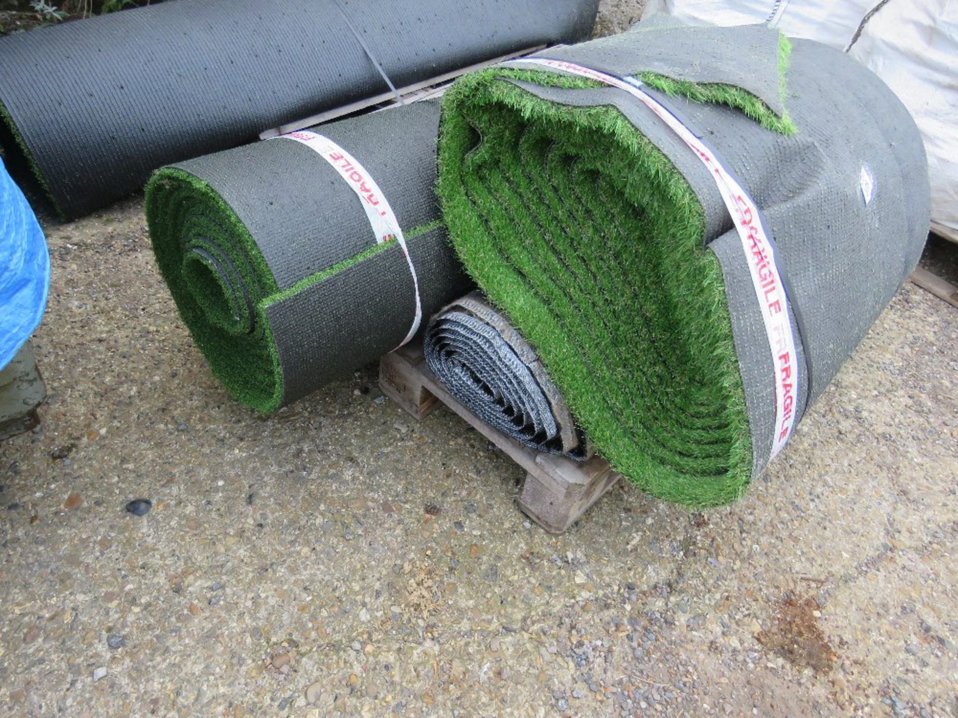 3 X ROLLS OF QUALITY ASTRO TURF GRASS 3-5FT WIDTH APPROX. THIS LOT IS SOLD UNDER THE AUCTIONEERS