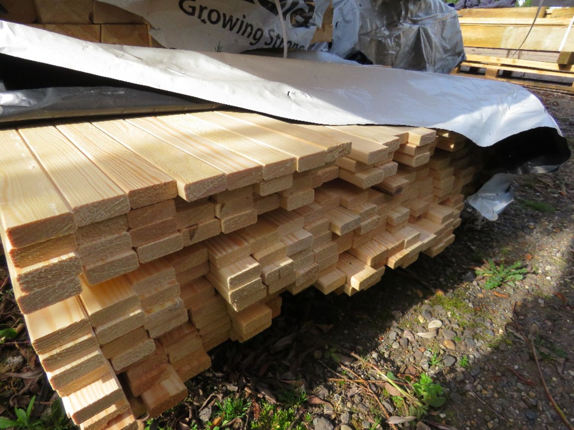 QUANTITY OF ASSORTED FENCING TIMBERS AND POSTS , 4 BUNDLES IN THE STACK AS SHOWN - Image 4 of 8