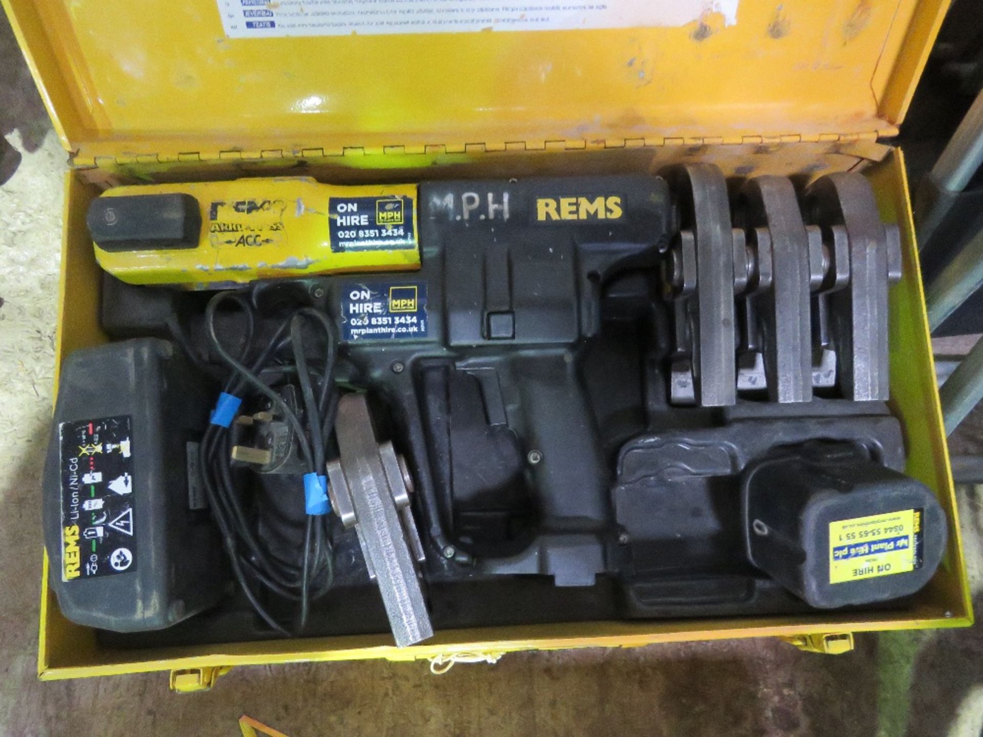 REMS BATTERY POWERED POWER PRESS TOOL WITH 4NO HEADS, BATTERY AND CHARGER AS SHOWN. WHEN TESTED WAS