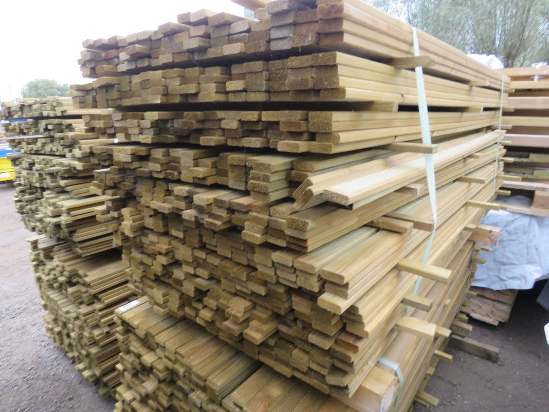 LARGE PACK OF TREATED VENETIAN PALE FENCE CLADDING SLATS: 1.83M LENGTH X 45MM X 18MM APPROX. - Image 2 of 4