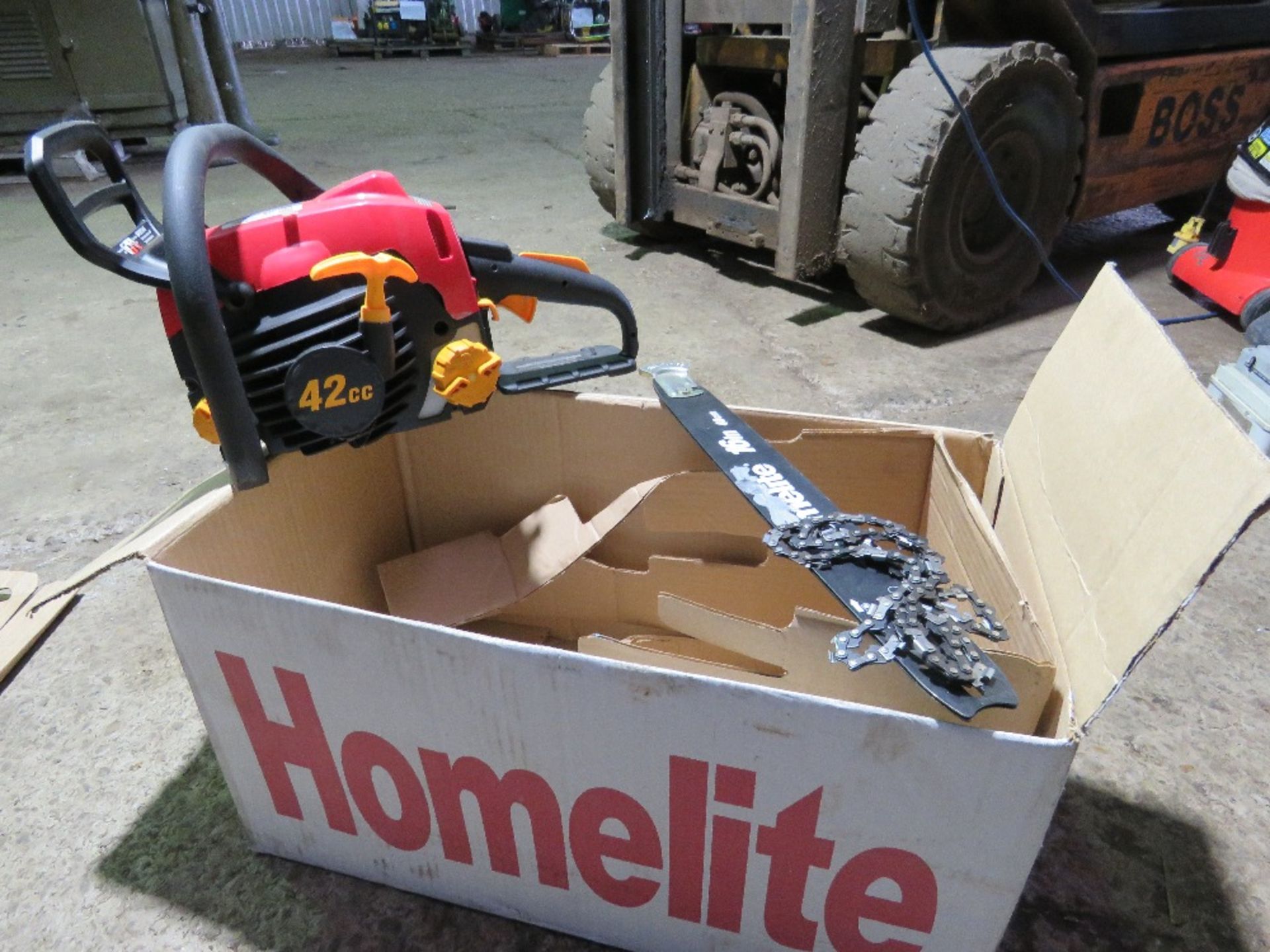 HOMELITE 42CC PETROL ENGINED CHAINSAW WITH 16" BAR, BOXED. - Image 2 of 2