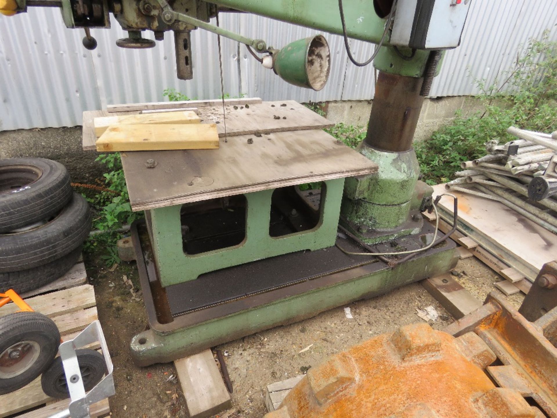 KITCHEN AND WADE RADIAL ARM DRILL, WORKING WHEN RECENTLY REMOVED FROM WORKSHOP. (WEIGHT 3-3.5TONNES - Image 2 of 5