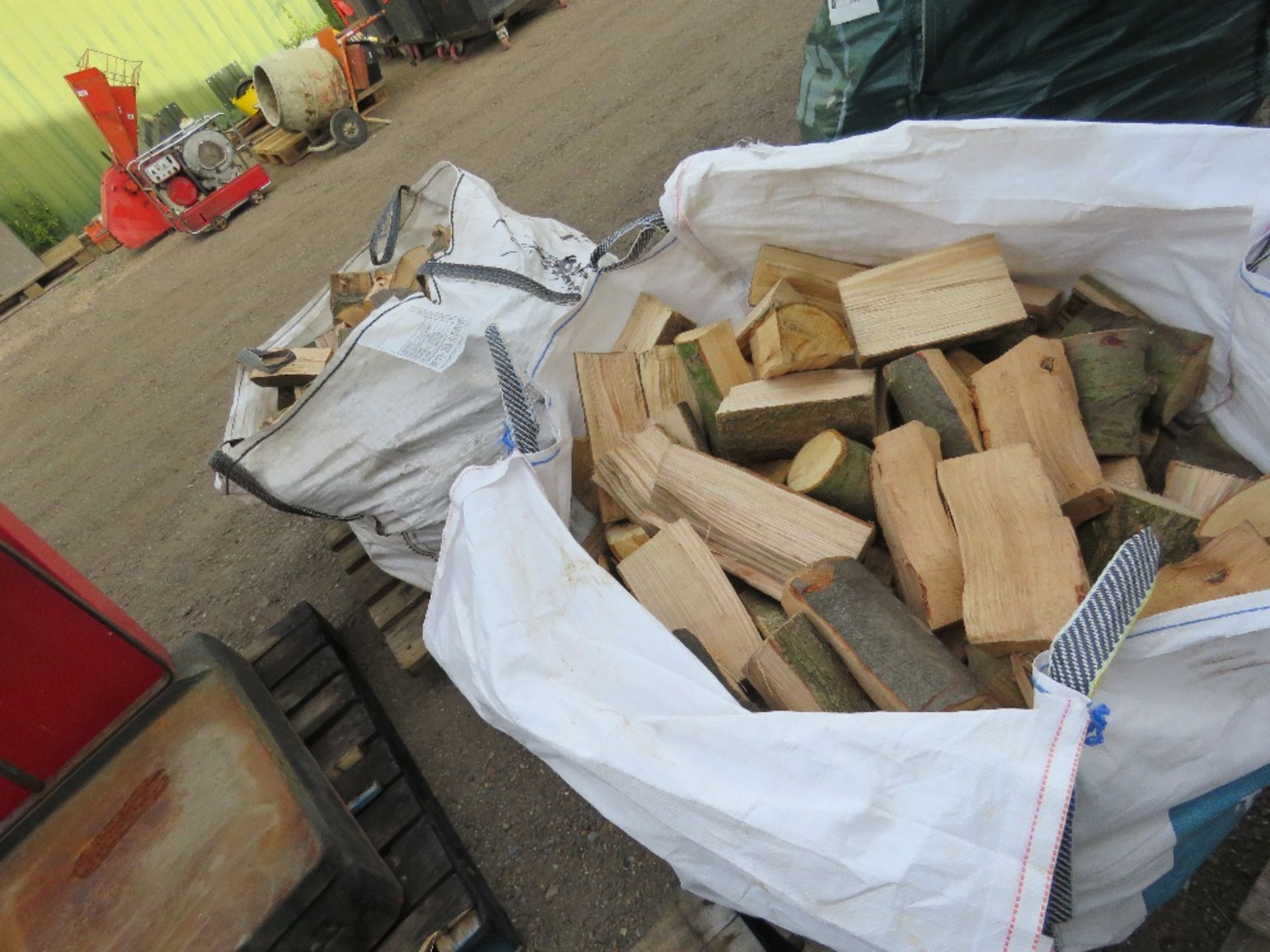 2 X BULK BAGS OF HARDWOOD FIREWOOD LOGS, BELIEVED TO CONTAIN ASH AND ELM. THIS LOT IS SOLD UNDER - Image 2 of 4