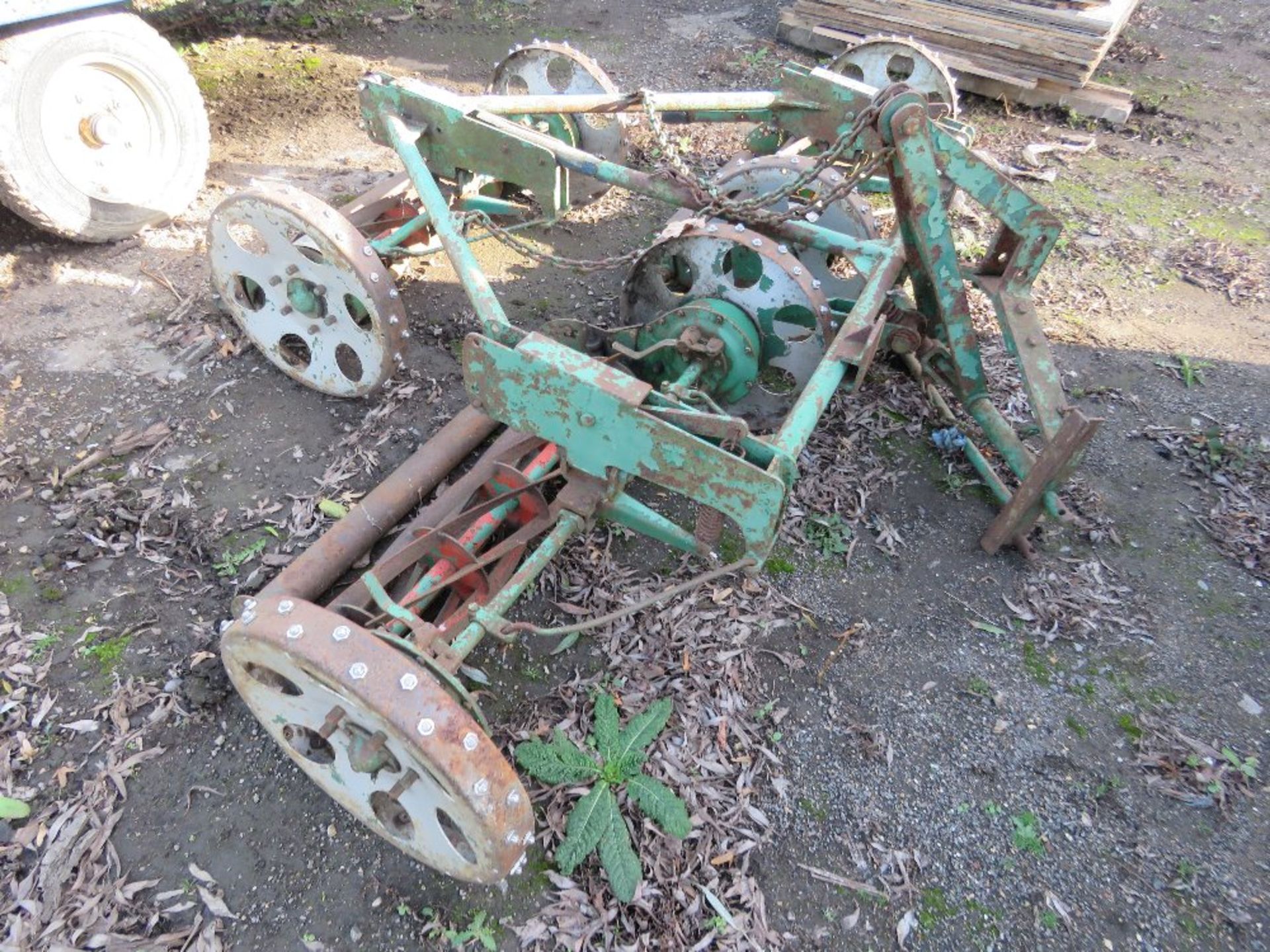 SET OF TRAILED WHEEL DRIVEN GANG MOWERS, TRACTOR MOUNTED. THIS LOT IS SOLD UNDER THE AUCTIONEERS - Image 3 of 3