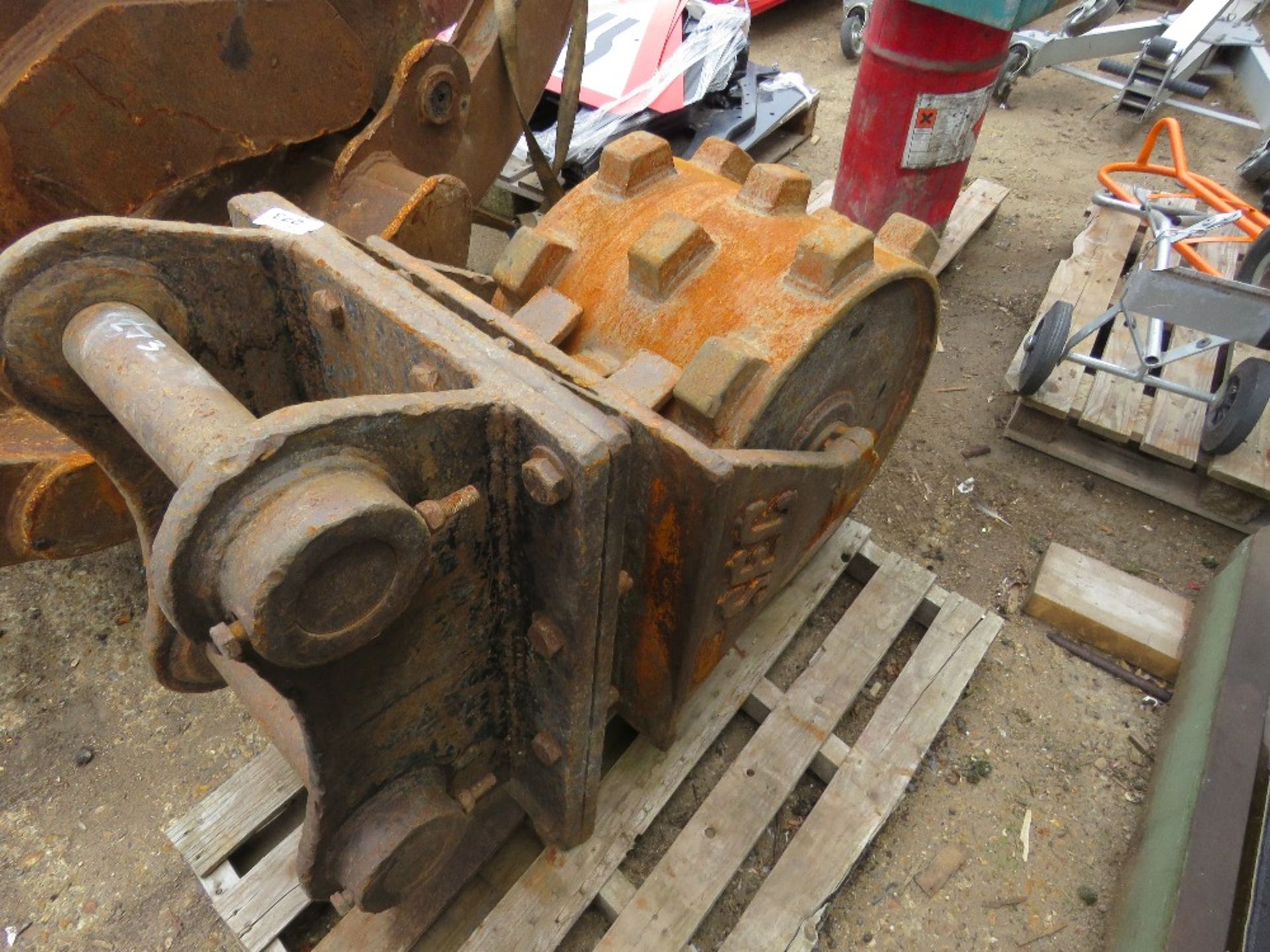 SEC SHEEPS FOOT COMPACTION ROLLER WHEEL ON 80MM PINS TO SUIT 20 TONNE PLUS EXCAVATOR. 450MM WIDTH AP - Image 4 of 6