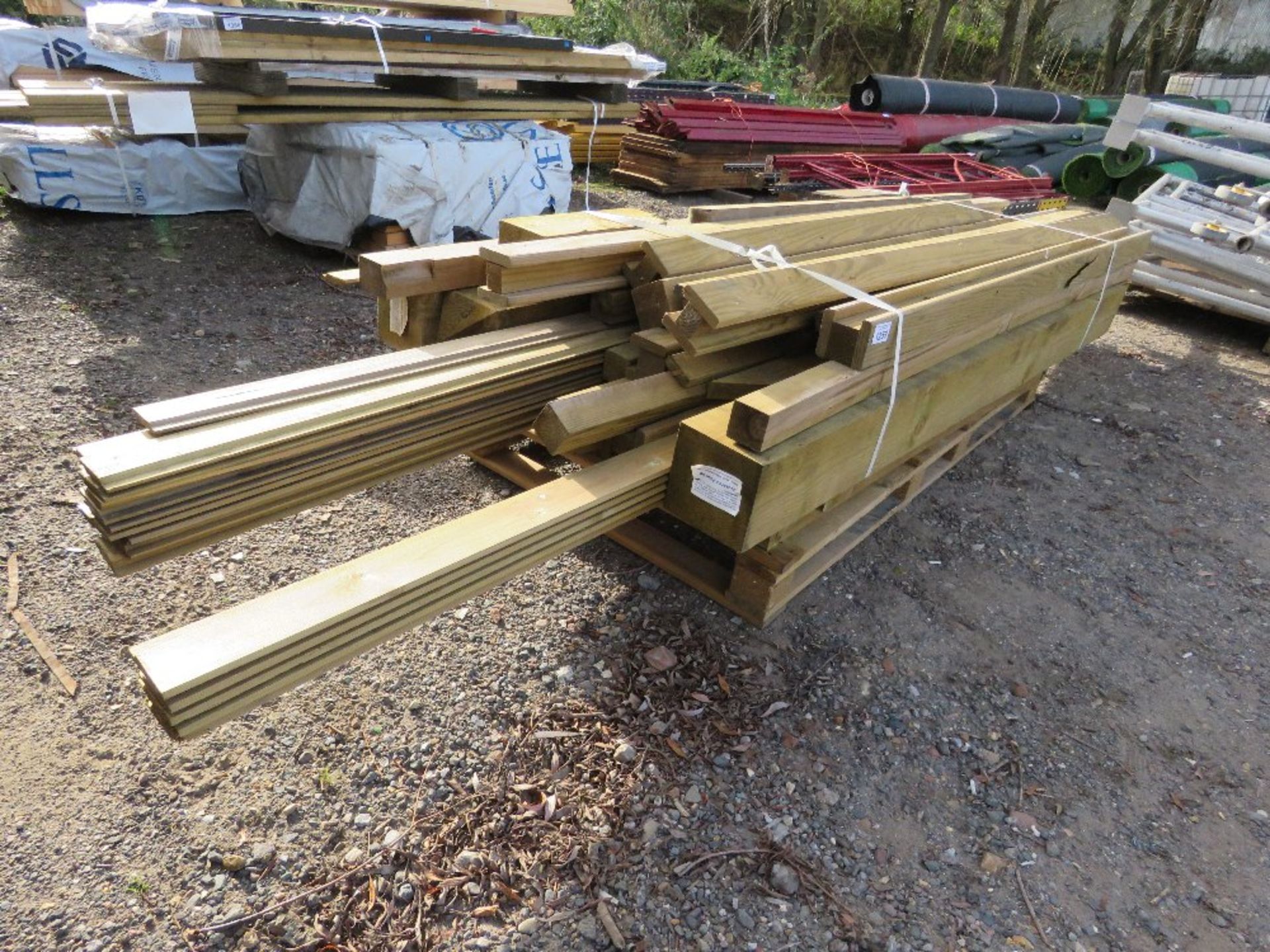 QUANTITY OF ASSORTED FENCING TIMBERS AND POSTS.