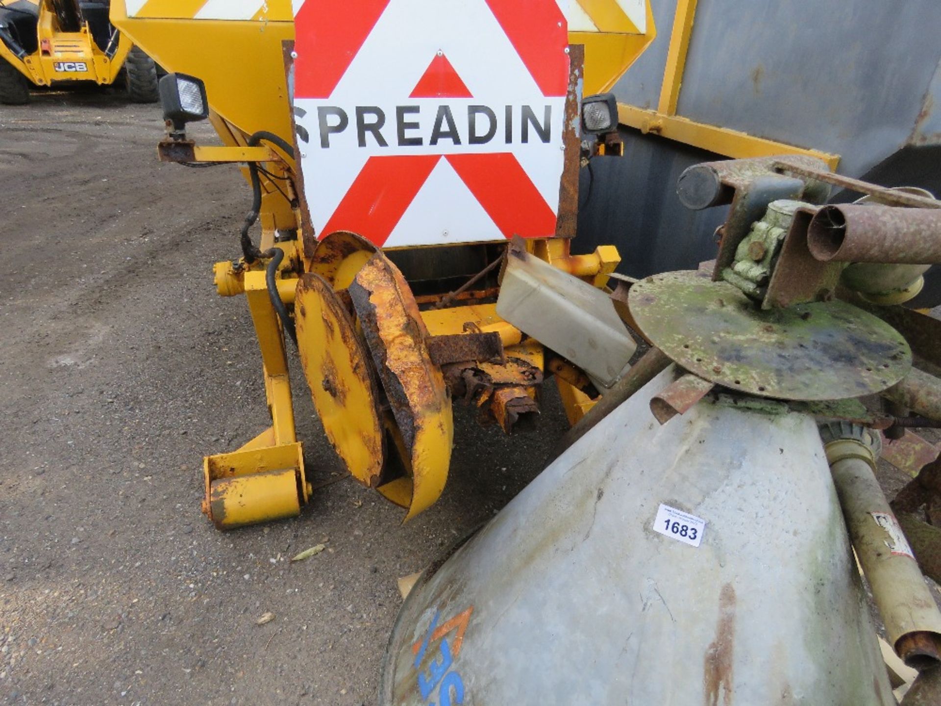 GRITTER BODY ON HL5 FRAME, 10FT LENGTH APPROX. SUITABLE FOR 7.5 TONNE HOOK LOADER LORRY. - Image 7 of 8