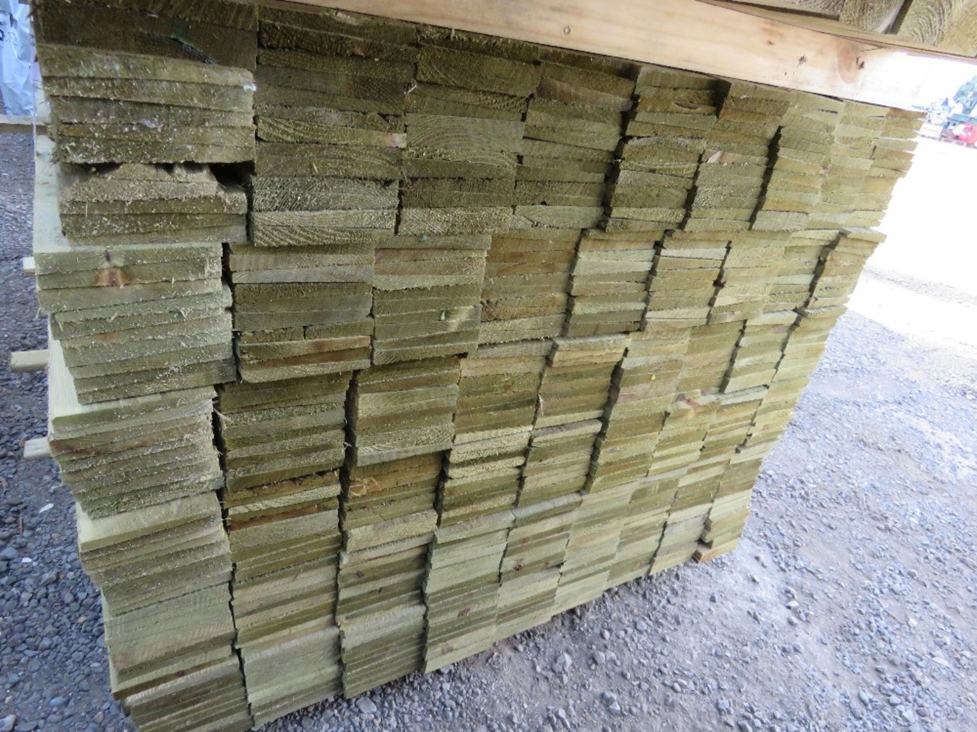 LARGE PACK OF PRESSURE TREATED FEATHER EDGE FENCE CLADDING TIMBER BOARDS. 1.65M LENGTH X 100MM WIDTH - Image 2 of 3