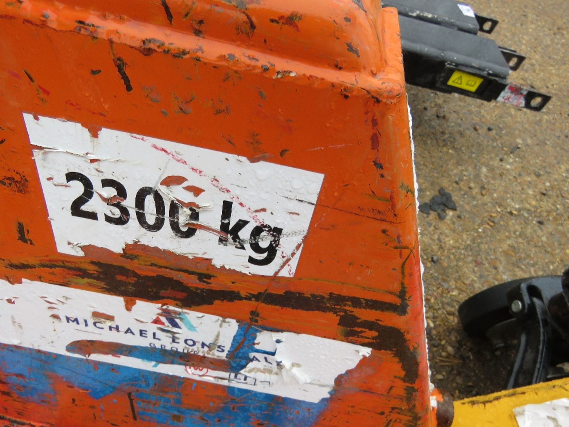 1 X PALLET TRUCK, 2.5M LENGTH BLADES. SOURCED FROM LARGE CONSTRUCTION COMPANY LIQUIDATION. - Image 3 of 4