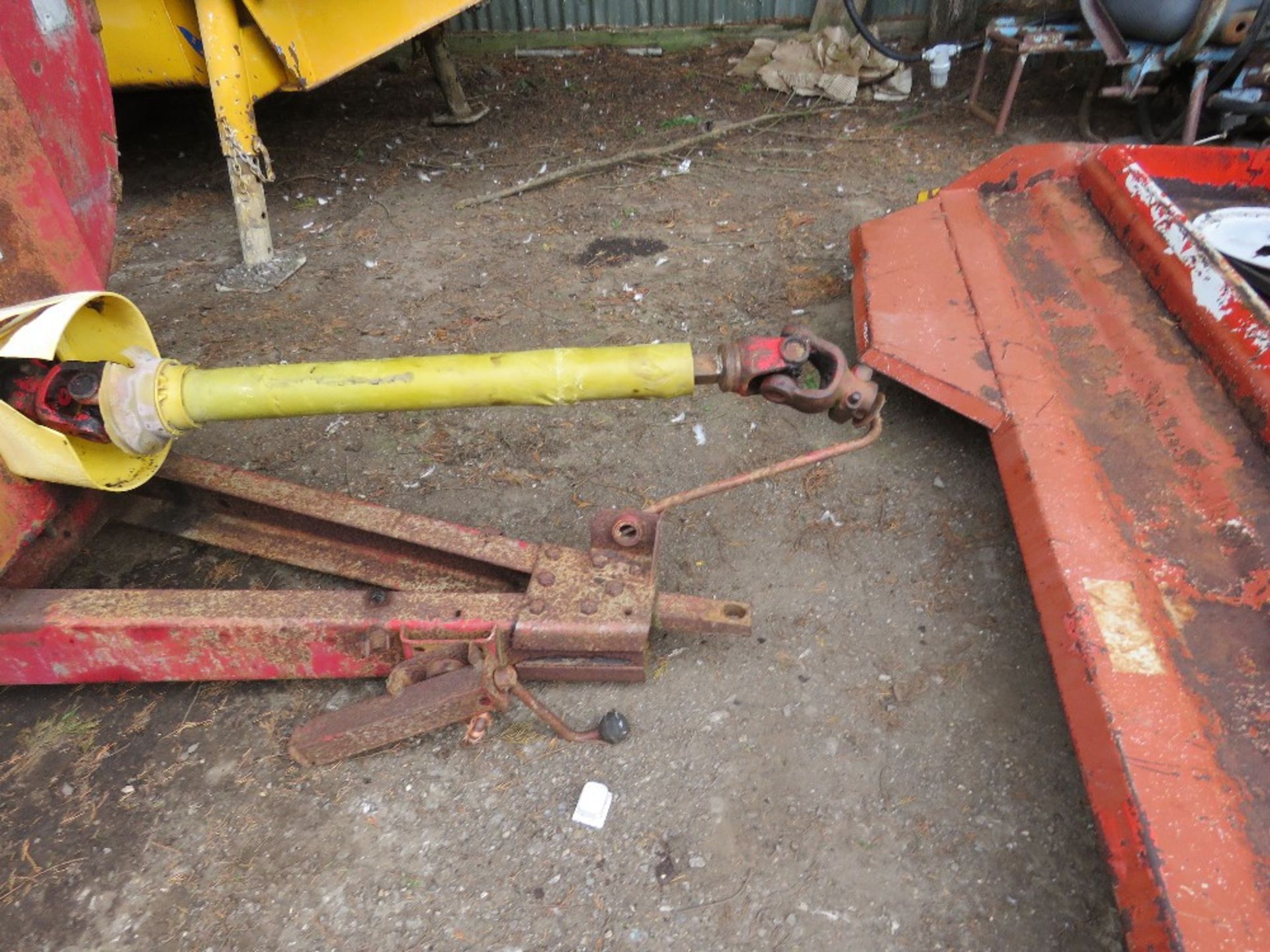 NEW HOLLAND 651 TRACTOR TOWED SIDE DISCHARGE MUCK SPREADER, IDEAL FOR STABLES OR SMALLHOLDING. - Image 2 of 8