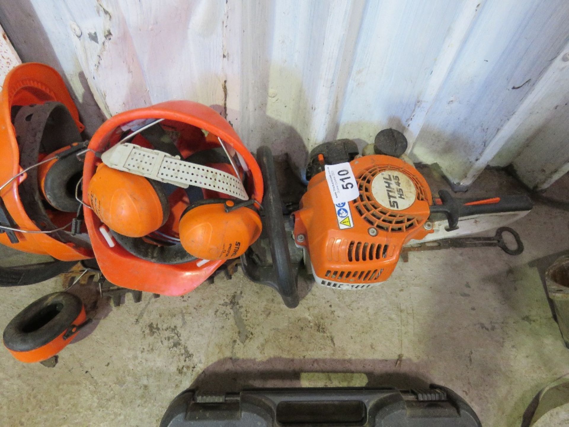 STIHL HS45 HEDGE CUTTER PLUS 2 X HELMETS, FOR SPARES/REPAIR. THIS LOT IS SOLD UNDER THE AUCTIONEE
