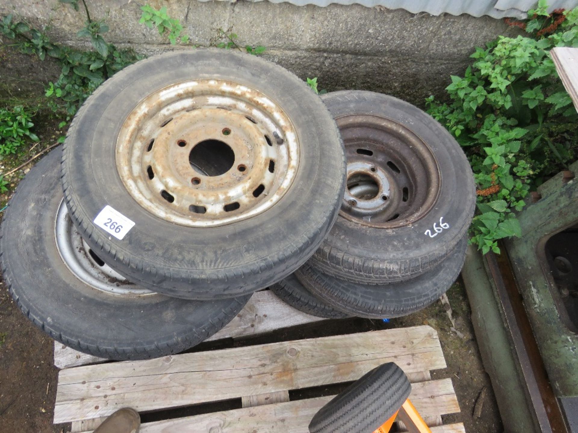 7NO ASSORTED WHEELS AND TYRES. THIS LOT IS SOLD UNDER THE AUCTIONEERS MARGIN SCHEME, THEREFORE NO - Image 4 of 4