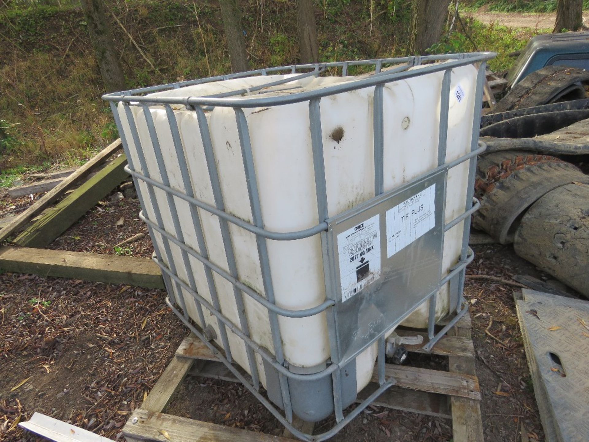 IBC WATER TANK. THIS LOT IS SOLD UNDER THE AUCTIONEERS MARGIN SCHEME, THEREFORE NO VAT WILL BE CH - Image 3 of 4