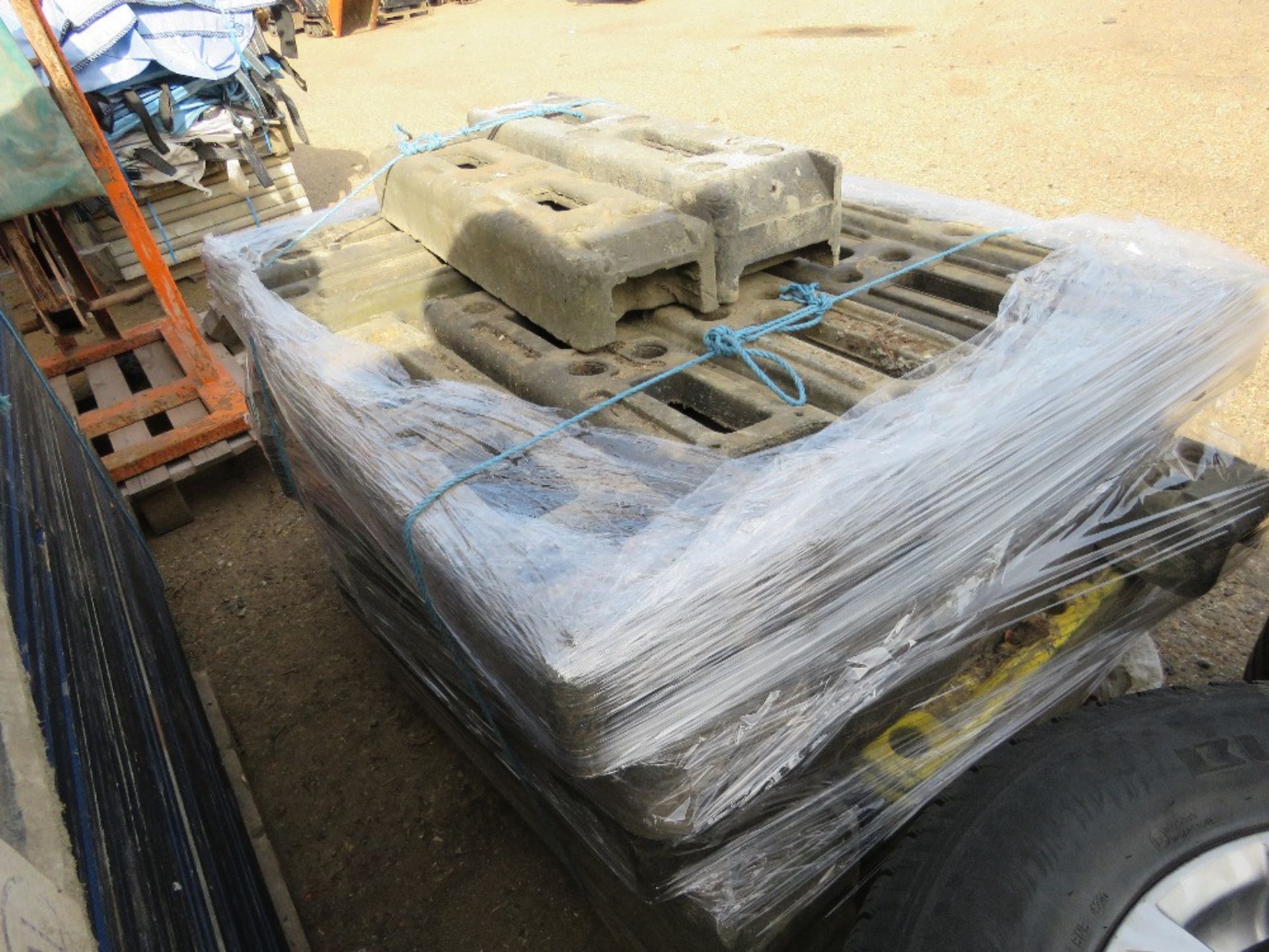 PALLET OF HERAS TYPE TEMPORARY FENCE BLOCKS, DIRECT FROM SITE CLEARANCE. THIS LOT IS SOLD UNDER T - Image 5 of 5