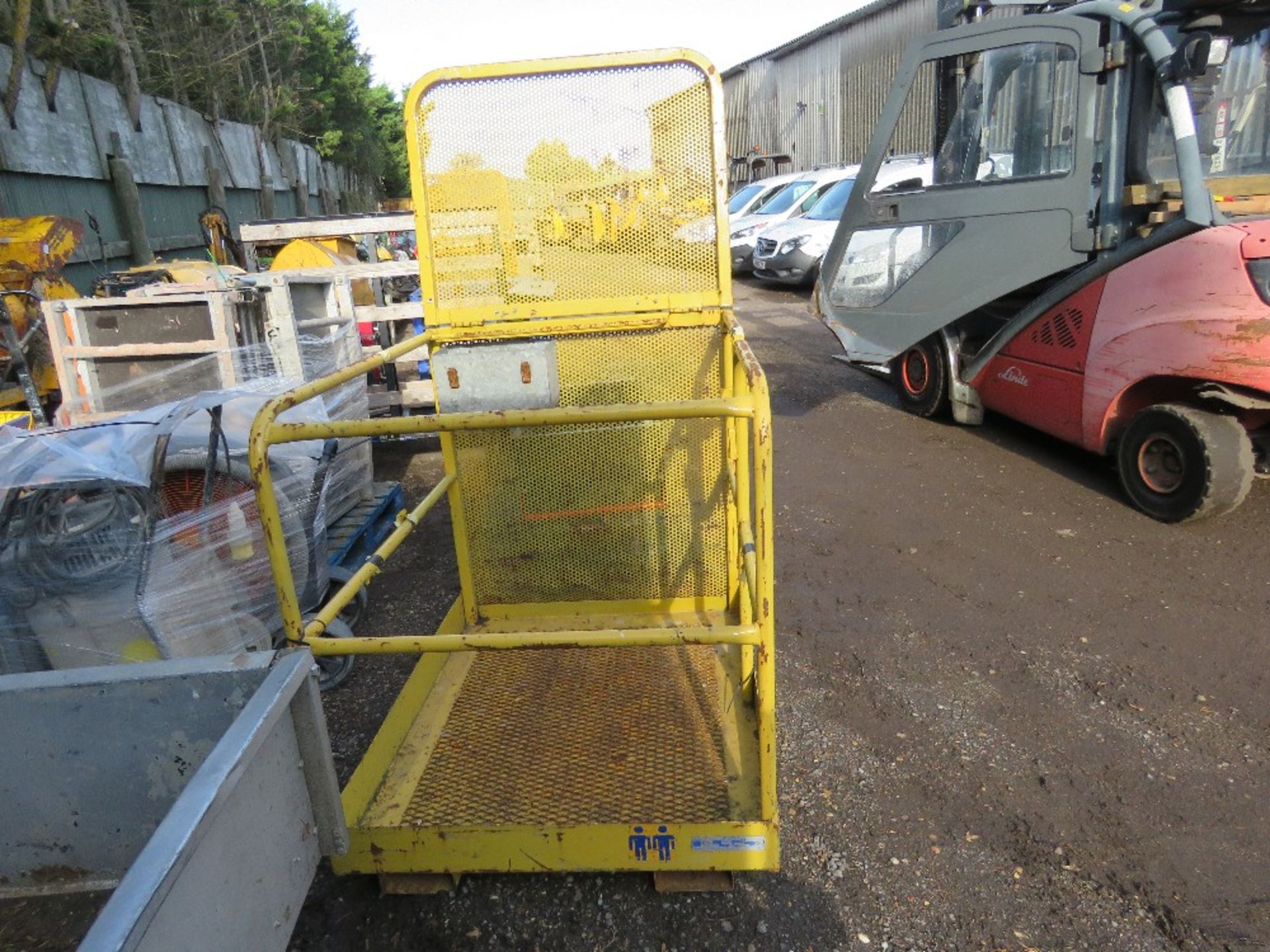 FOLDING TOP MANCAGE FOR FORKLIFT. THIS LOT IS SOLD UNDER THE AUCTIONEERS MARGIN SCHEME, THEREFOR - Image 3 of 3