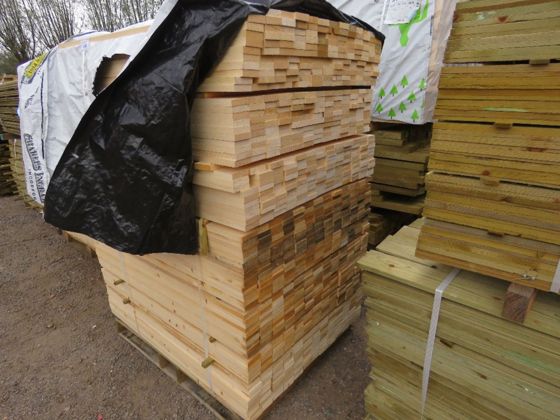 EXTRA LARGE PACK OF UNTREATED FENCE CLADDING TIMBER SLATS. 1.20M LENGTH X 20MM X 70MM WIDTH APPROX. - Image 2 of 3