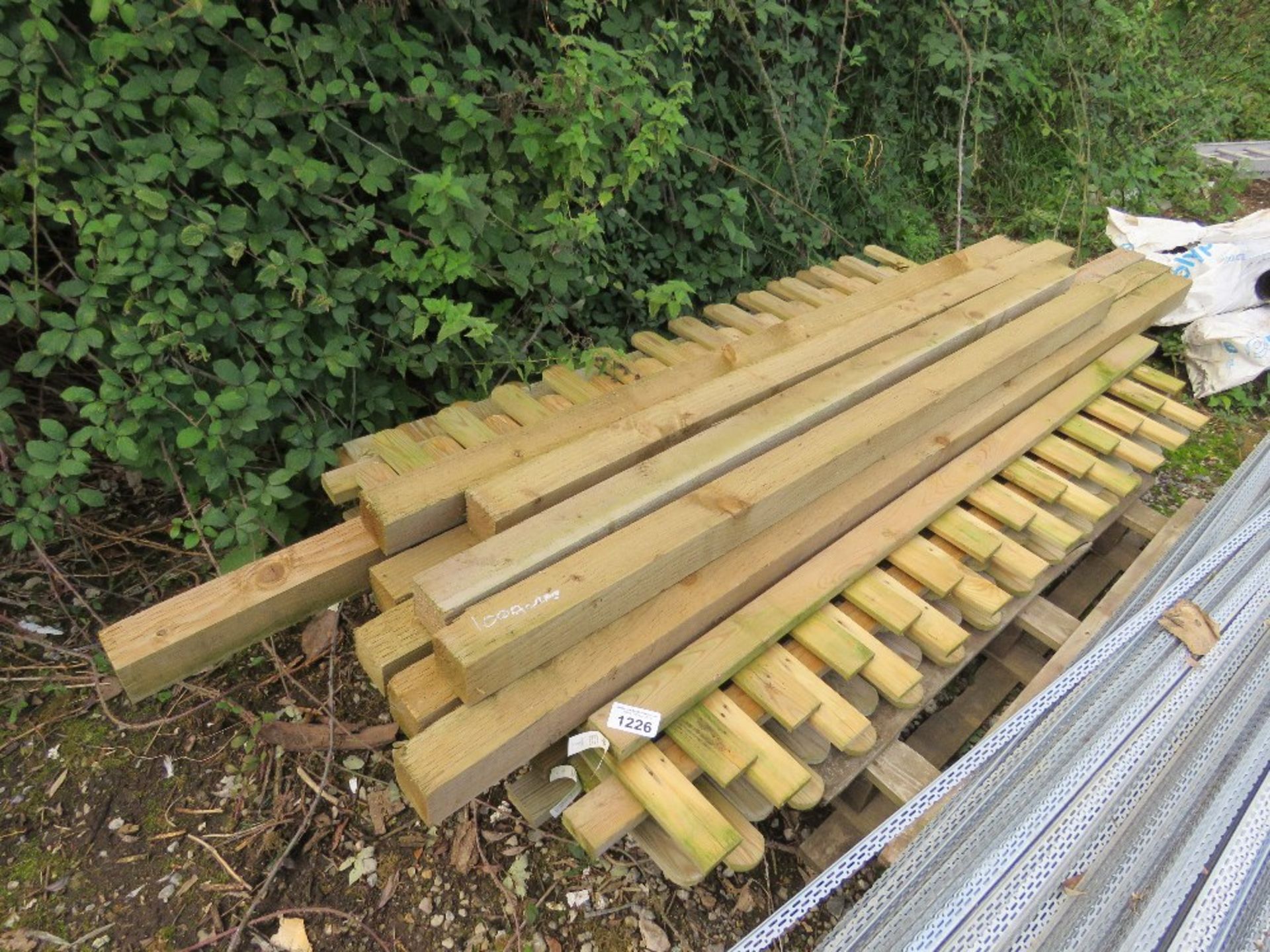 PICKET FENCING PLUS POSTS. THIS LOT IS SOLD UNDER THE AUCTIONEERS MARGIN SCHEME, THEREFORE NO VAT