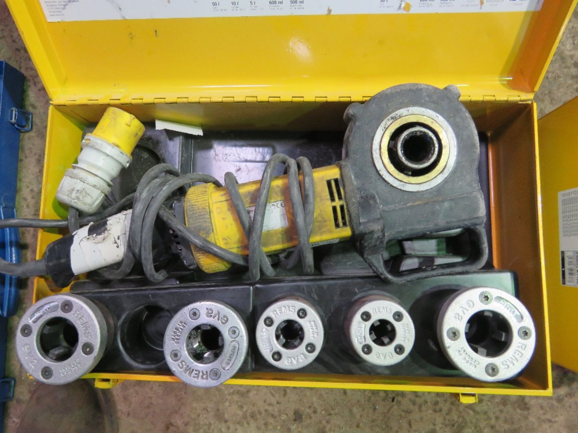 REMS AMIGO 110V PIPE THREADER SET IN BOX. SOURCED FROM LARGE CONSTRUCTION COMPANY LIQUIDATION. - Image 2 of 2