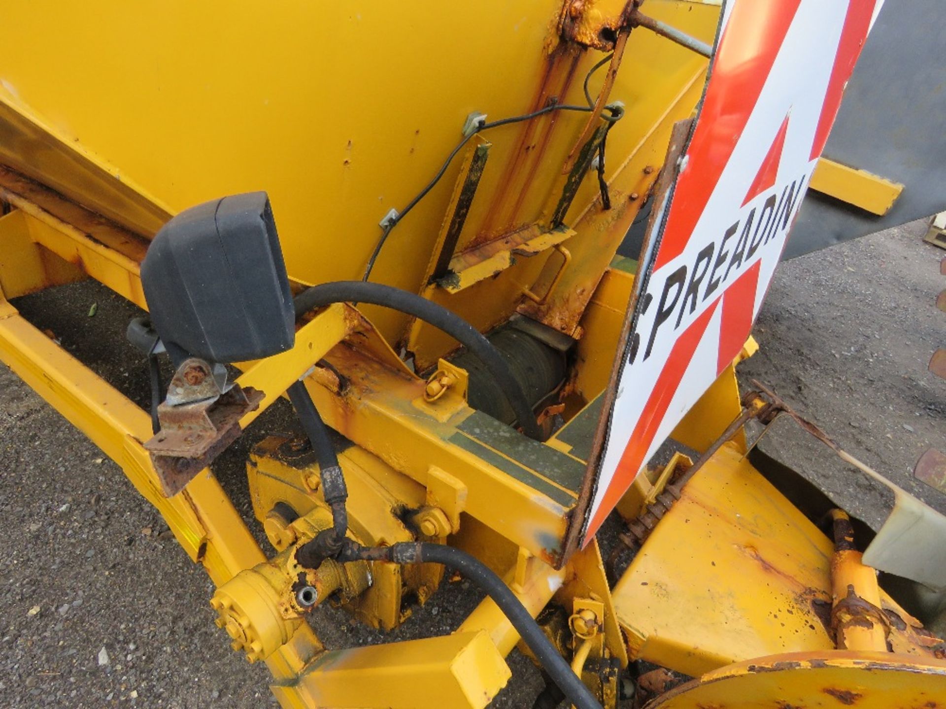 GRITTER BODY ON HL5 FRAME, 10FT LENGTH APPROX. SUITABLE FOR 7.5 TONNE HOOK LOADER LORRY. - Image 8 of 8