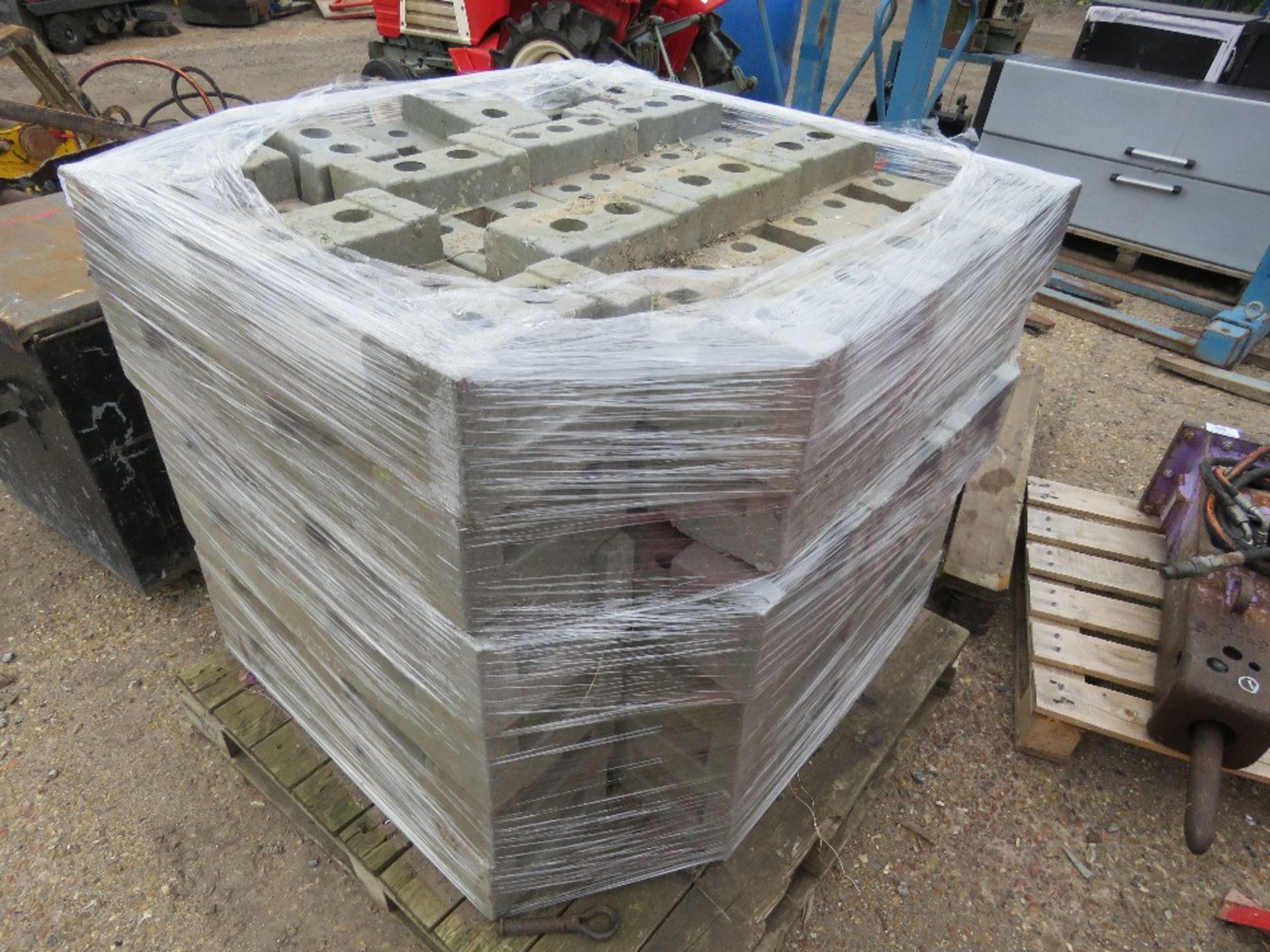 PALLET CONTAINING 30NO HERAS TYPE SITE FENCE BLOCKS / FEET. THIS LOT IS SOLD UNDER THE AUCTIONEER - Image 4 of 4