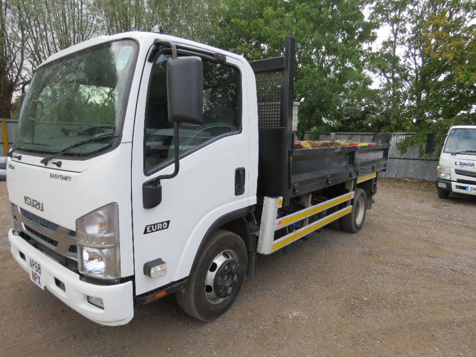 ISUZU URBAN EURO 6 7500KG TIPPER LORRY REG:AP68 NPX. ONE OWNER FROM NEW WITH V5. DIRECT FROM LOCAL U - Image 6 of 15