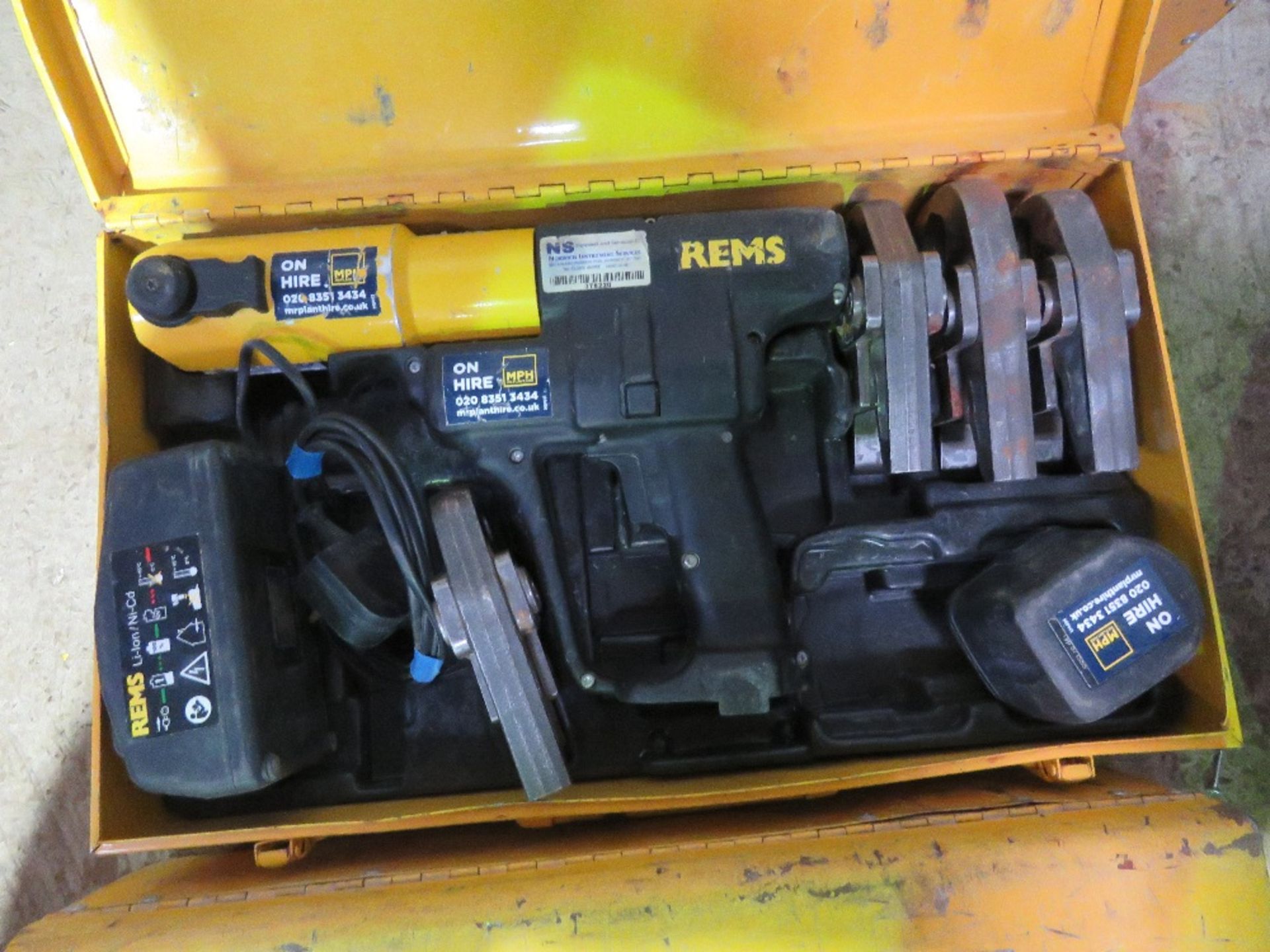 REMS BATTERY POWERED POWER PRESS TOOL WITH 4NO HEADS, BATTERY AND CHARGER AS SHOWN. WHEN TESTED WAS