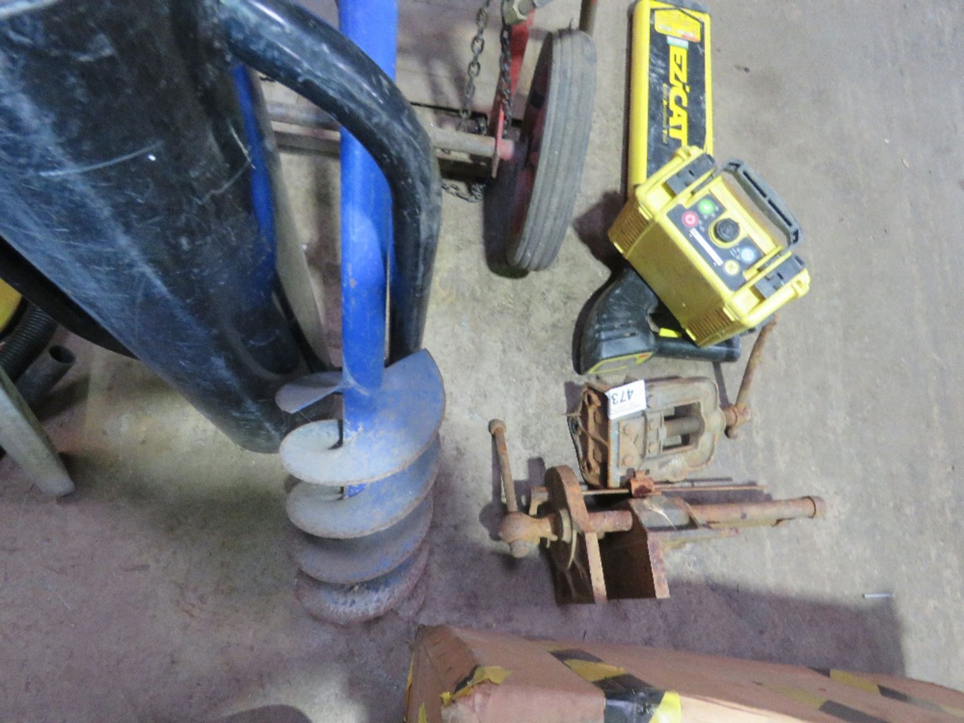 SPIRIT LEVEL, HAND AUGER AND POST DRIVER. SOURCED FROM SITE CLOSURE/CLEARANCE. - Image 2 of 4
