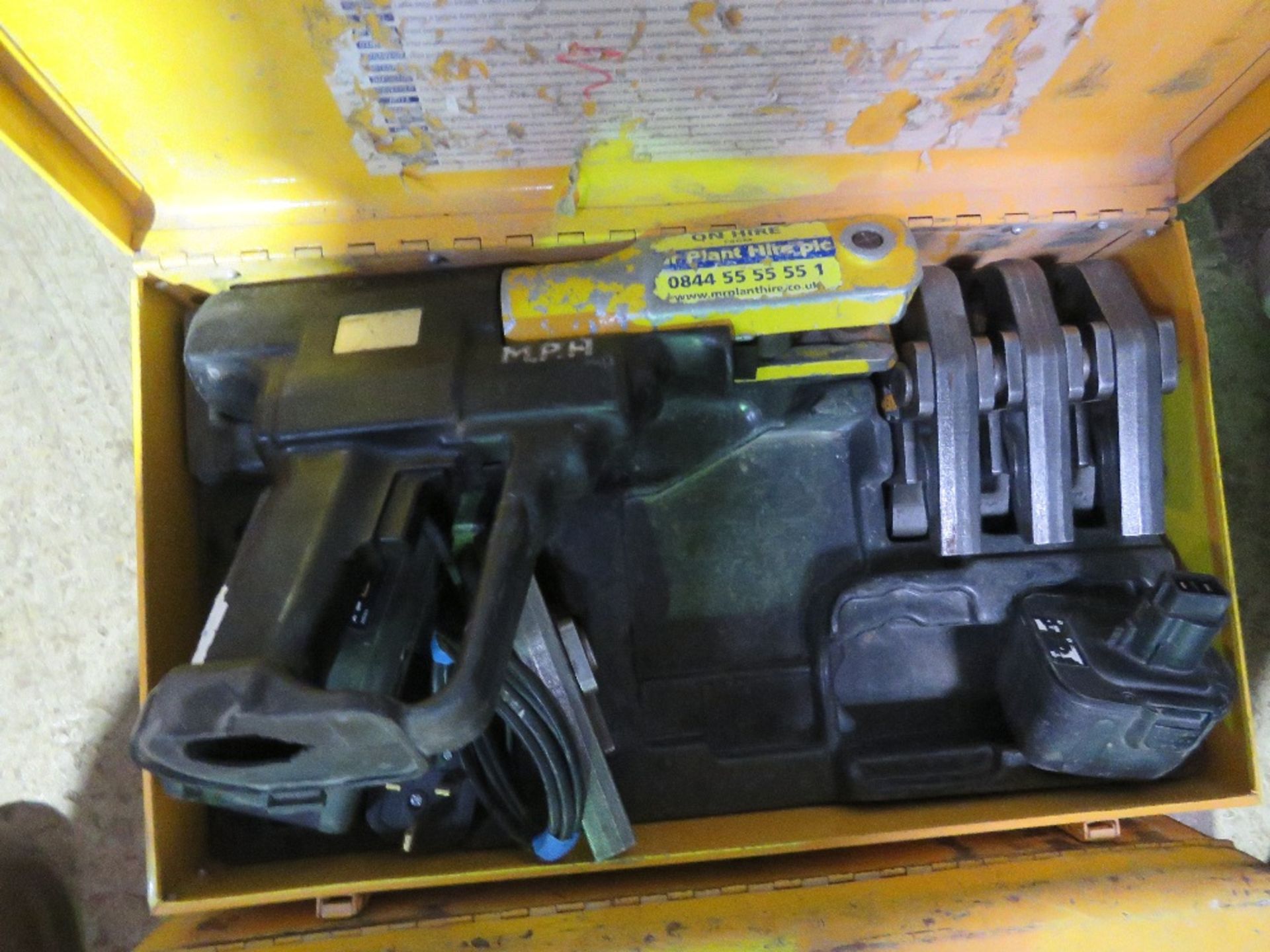 REMS BATTERY POWERED POWER PRESS TOOL WITH 4NO HEADS, BATTERY AND CHARGER AS SHOWN. WHEN TESTED WAS - Image 2 of 2