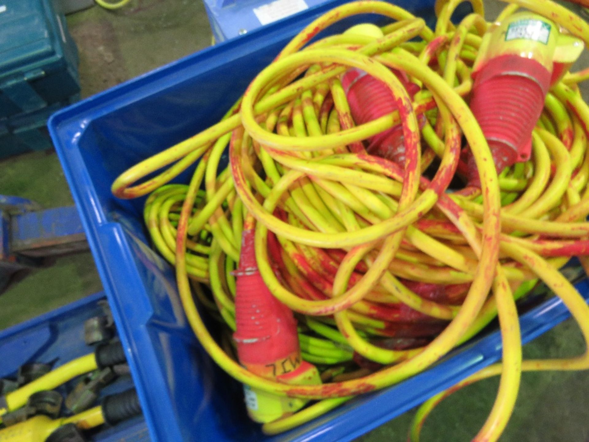 2 X CRATES CONTAINING LARGE OUTPUT 110VOLT LEADS. SOURCED FROM LOCAL BUILDING COMPANY LIQUIDATION. - Image 4 of 5
