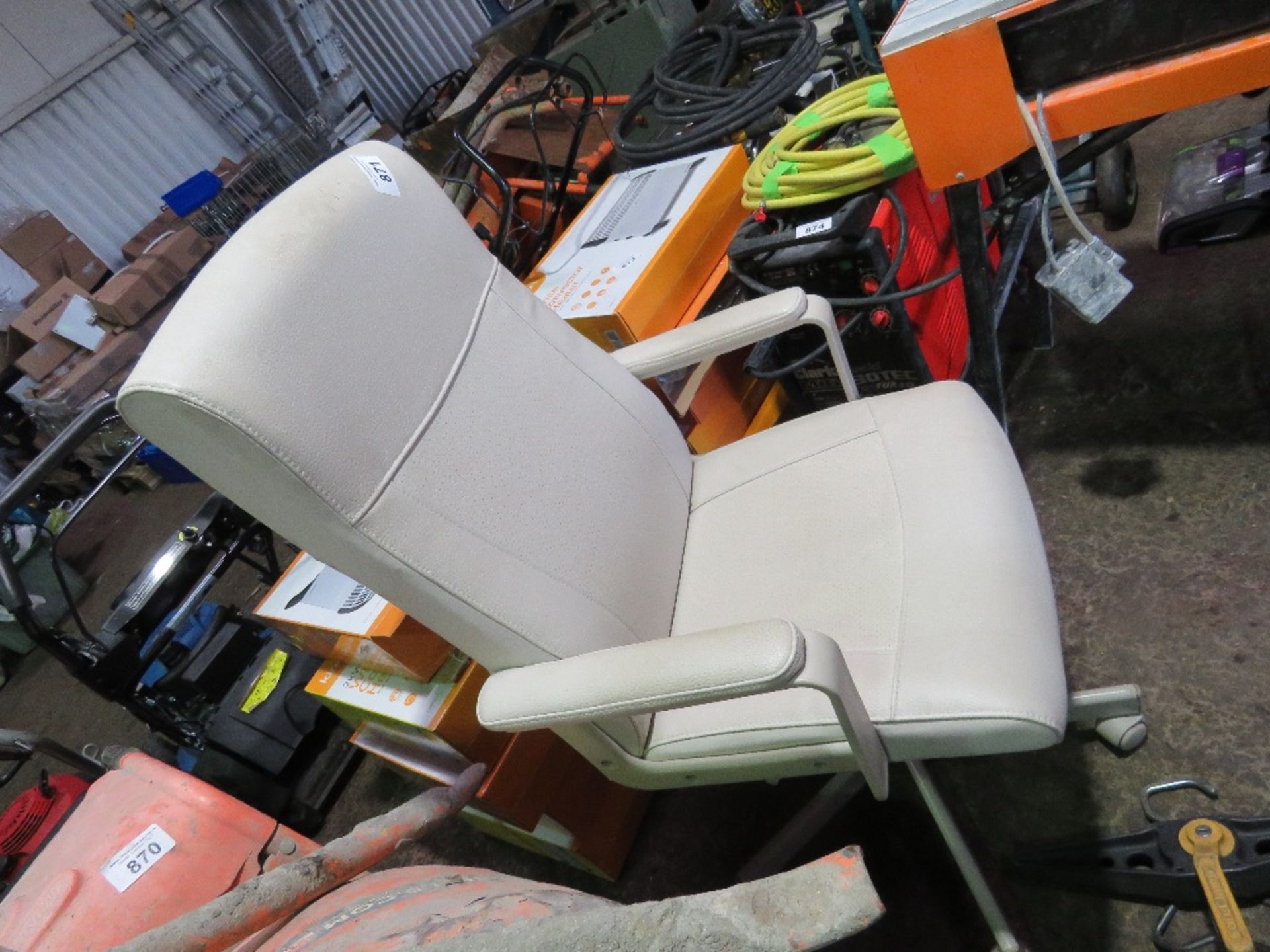 CREAM COLOURED OFFICE CHAIR. THIS LOT IS SOLD UNDER THE AUCTIONEERS MARGIN SCHEME, THEREFORE NO - Image 3 of 3